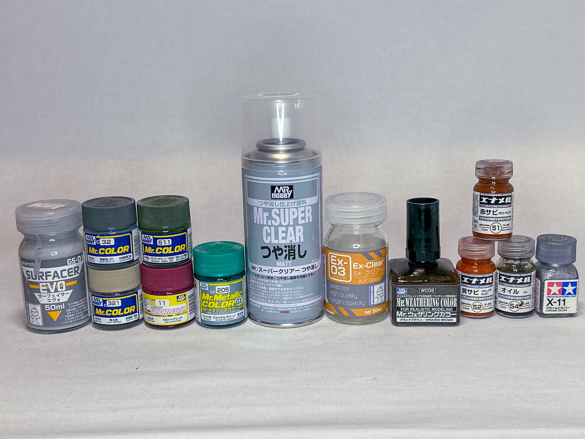 今回使用した塗料類。ミリタリー調の塗装ということでクレオスの塗料を使用し塗装を行なっていきます。