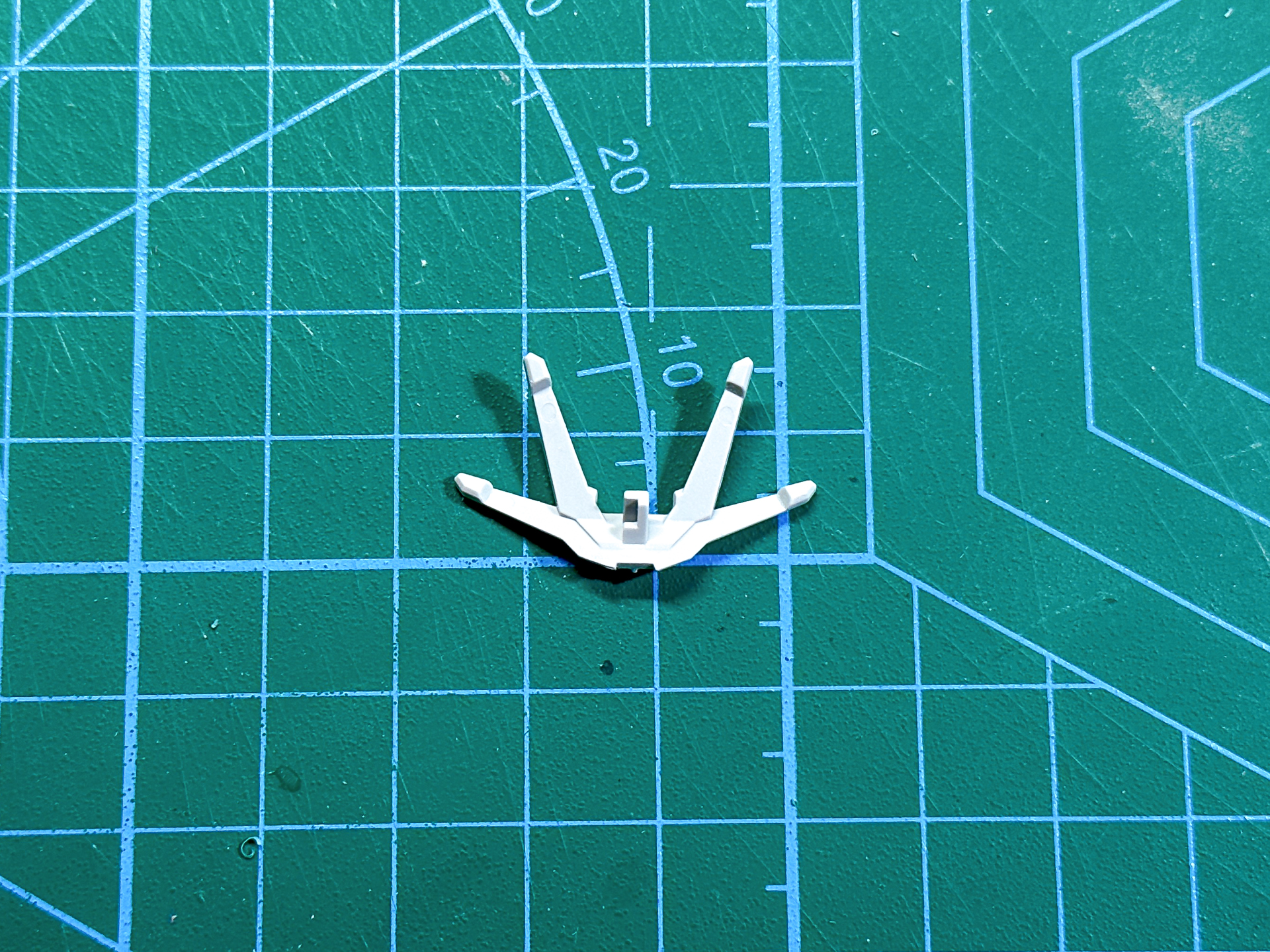 加工前のアンテナパーツ。大きな安全フラッグが成形されています。