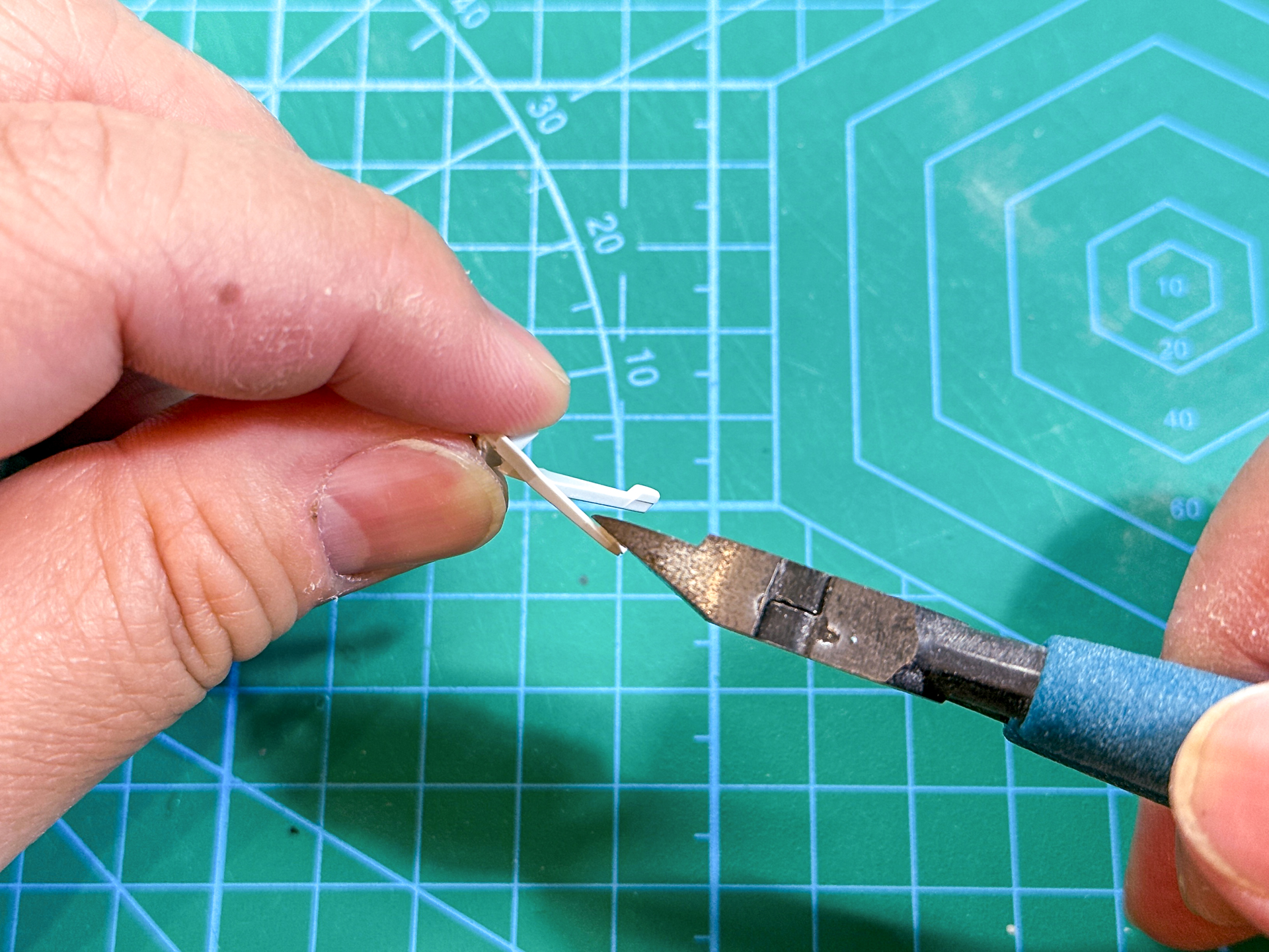 安全フラッグをニッパーでカットしていきます。この際に切りすぎてしまわないよう、ある程度切り残しておきます。