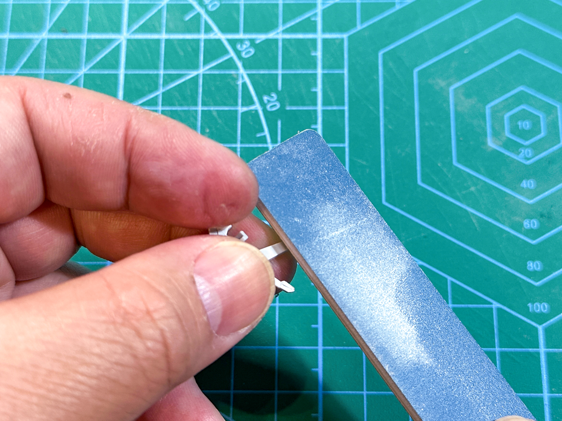 カットしたアンテナをやすりで仕上げていきます。やすり掛けを行なう際はあまり力を入れずに行なうことでエッジが丸くなってしまう危険性を減らすことができると思います。