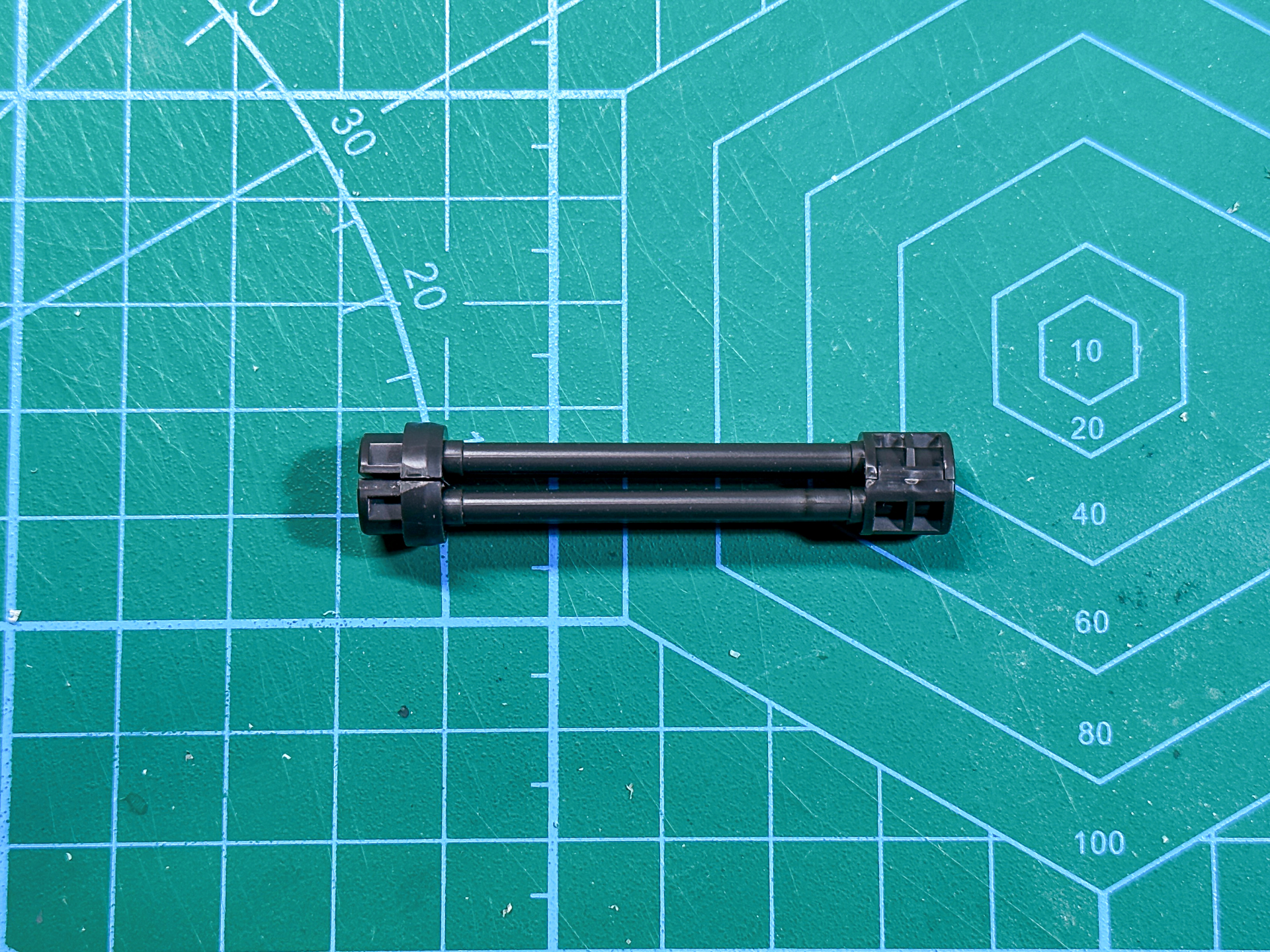 合わせ目の発生する砲身パーツ。本キットの合わせ目はこの個所のみ発生します。