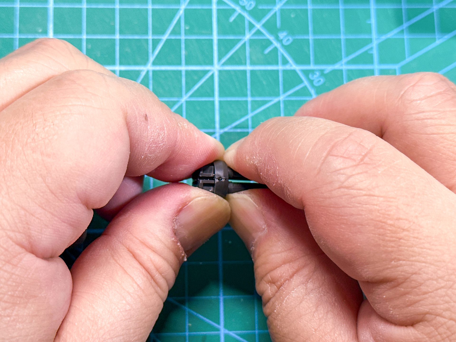 合わせ目を圧着して接着を行ないます。この際に接着剤がしっかりと合わせ目からはみ出すようにします。