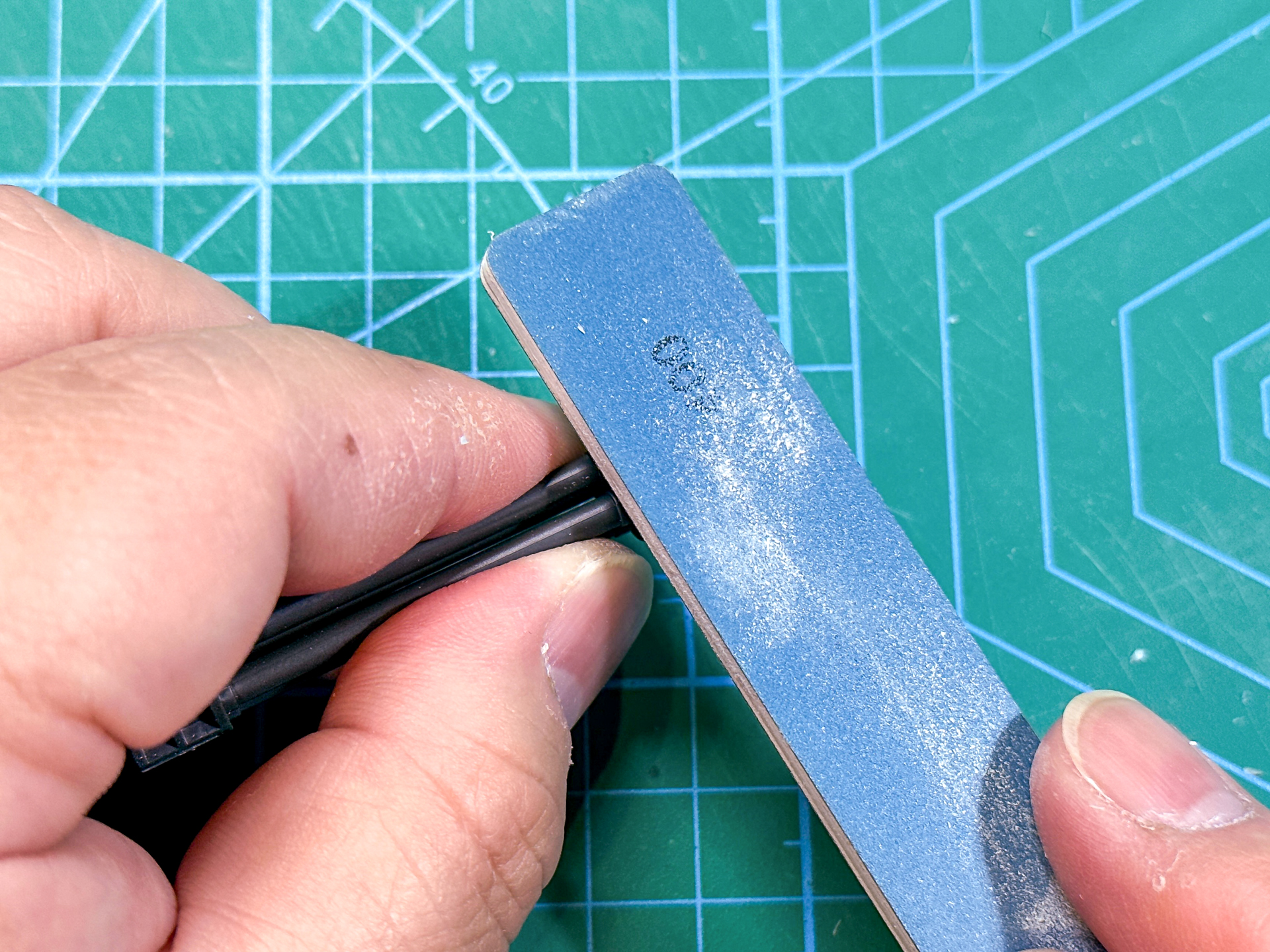 接着剤が乾燥したらはみ出た接着剤をやすりで削り取って合わせ目消しの完了です。