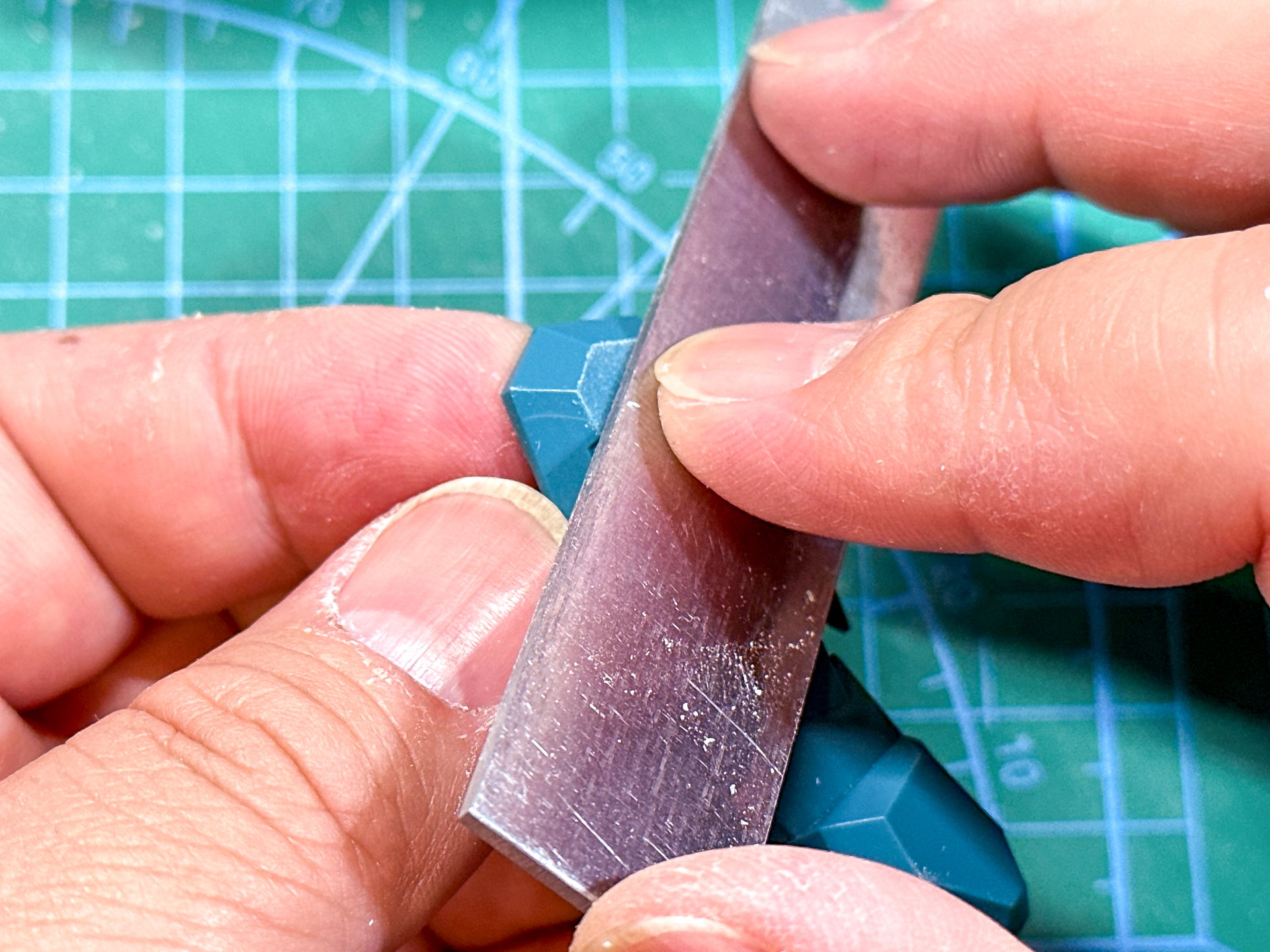 パーツのエッジ出しはゴッドハンドのエッジ出しヤスリやタミヤのモデラーズナイフを使用してエッジを立てていきます。