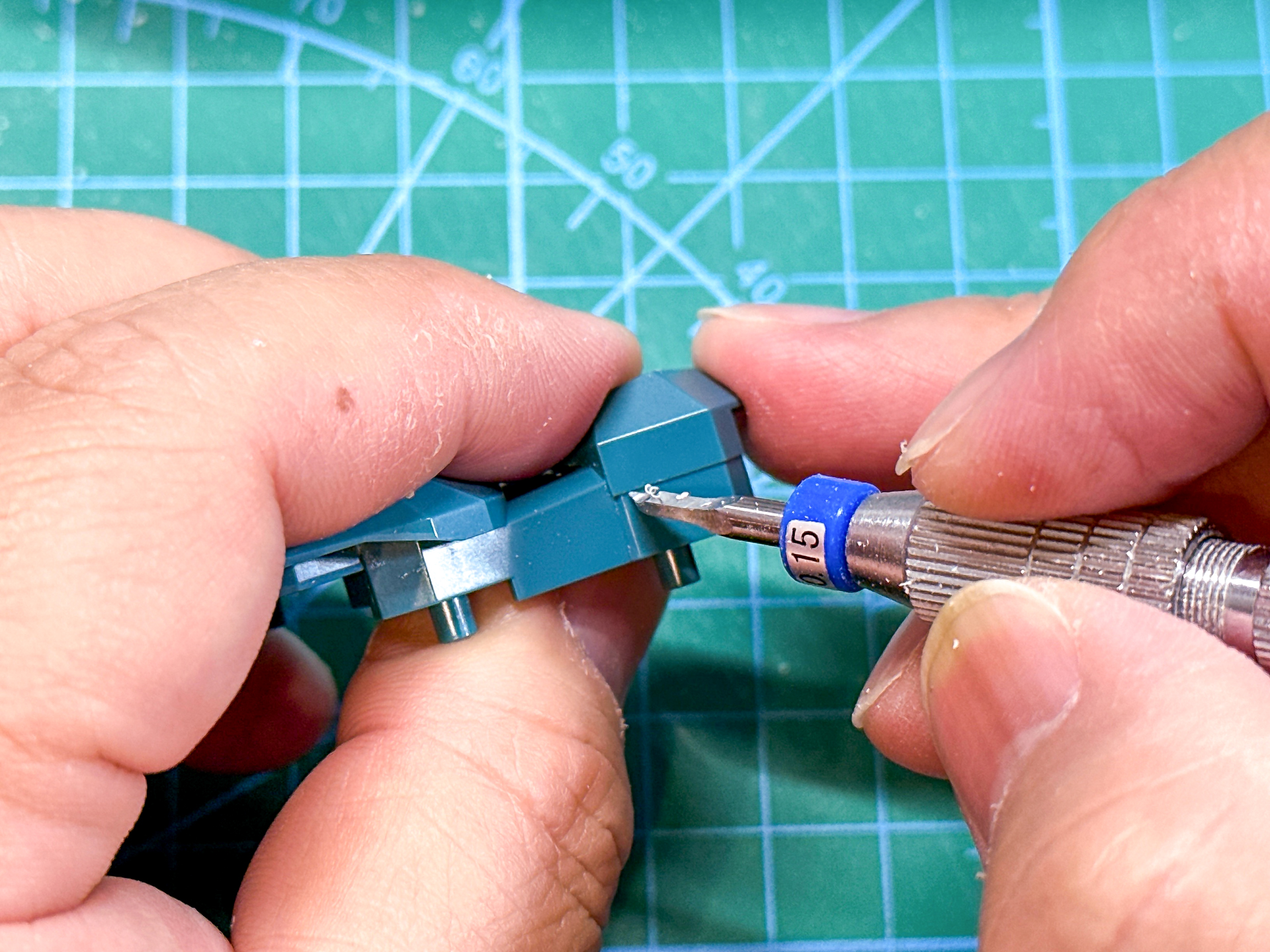 モールドの彫り直しは溝の幅に合わせてファンテックのスジ彫りカーバイト0.15、クレオスのMr.ラインチゼル0.2mm、0.3mmを使い分けます。