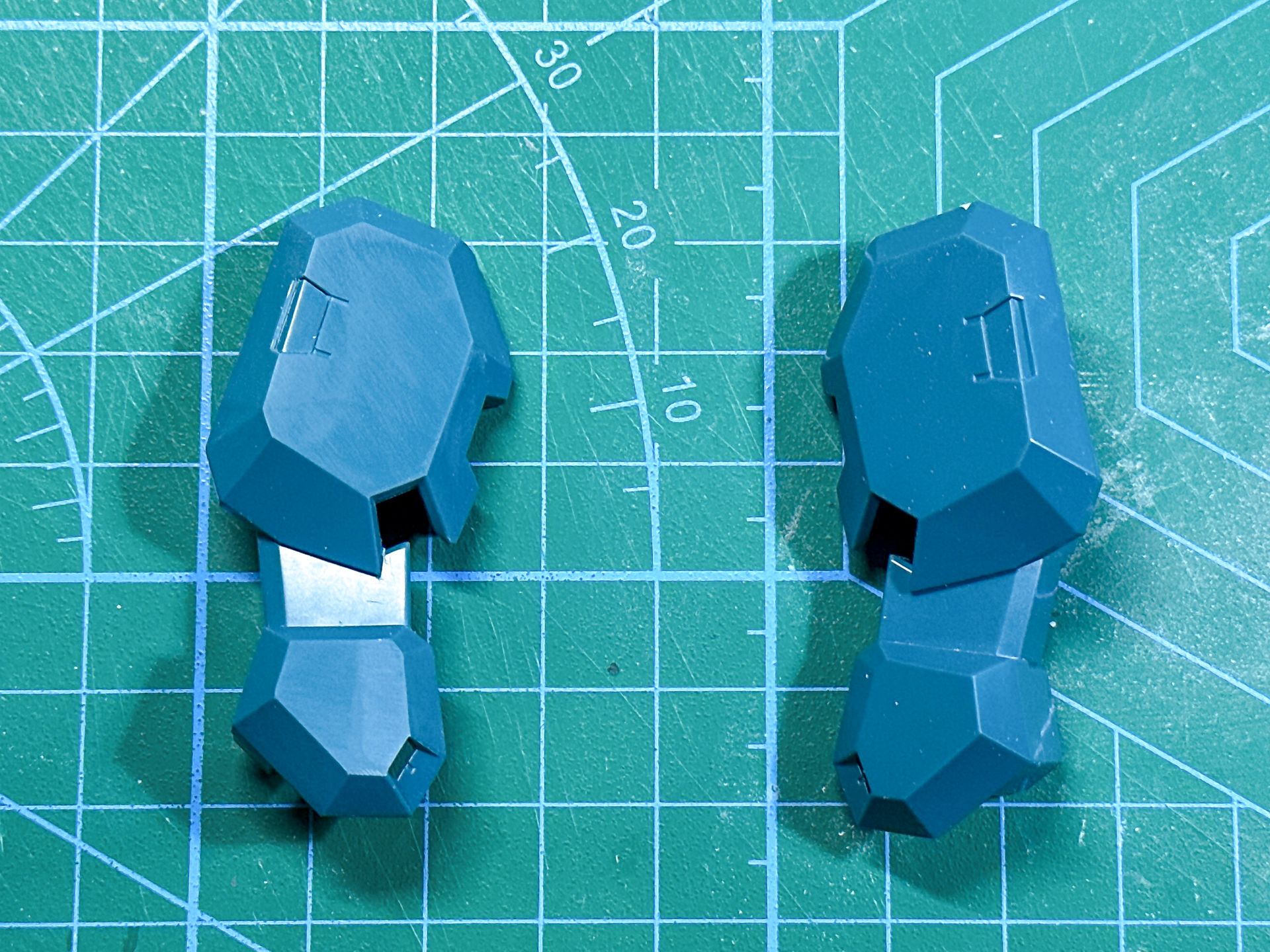 加工前のパーツ（右）と加工後のパーツ（左）の比較。エッジとモールドがはっきりすることでパーツのメリハリが出ます。