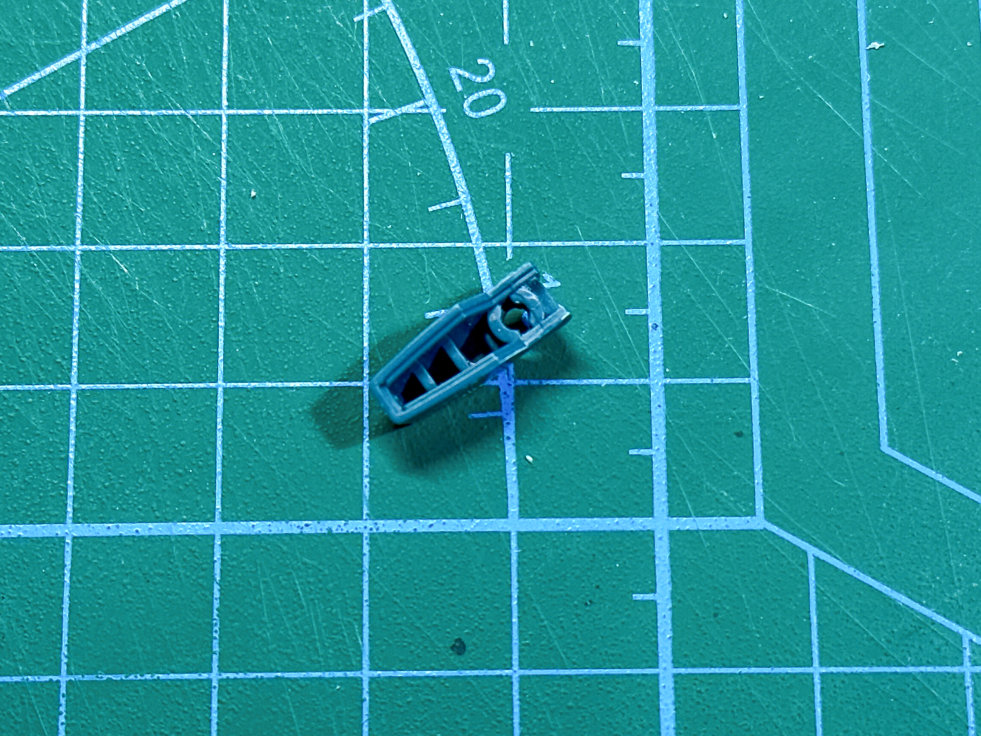 肉抜き穴のあるかかとパーツ。今回はプラ板を使用して肉抜き穴を塞ぎます。