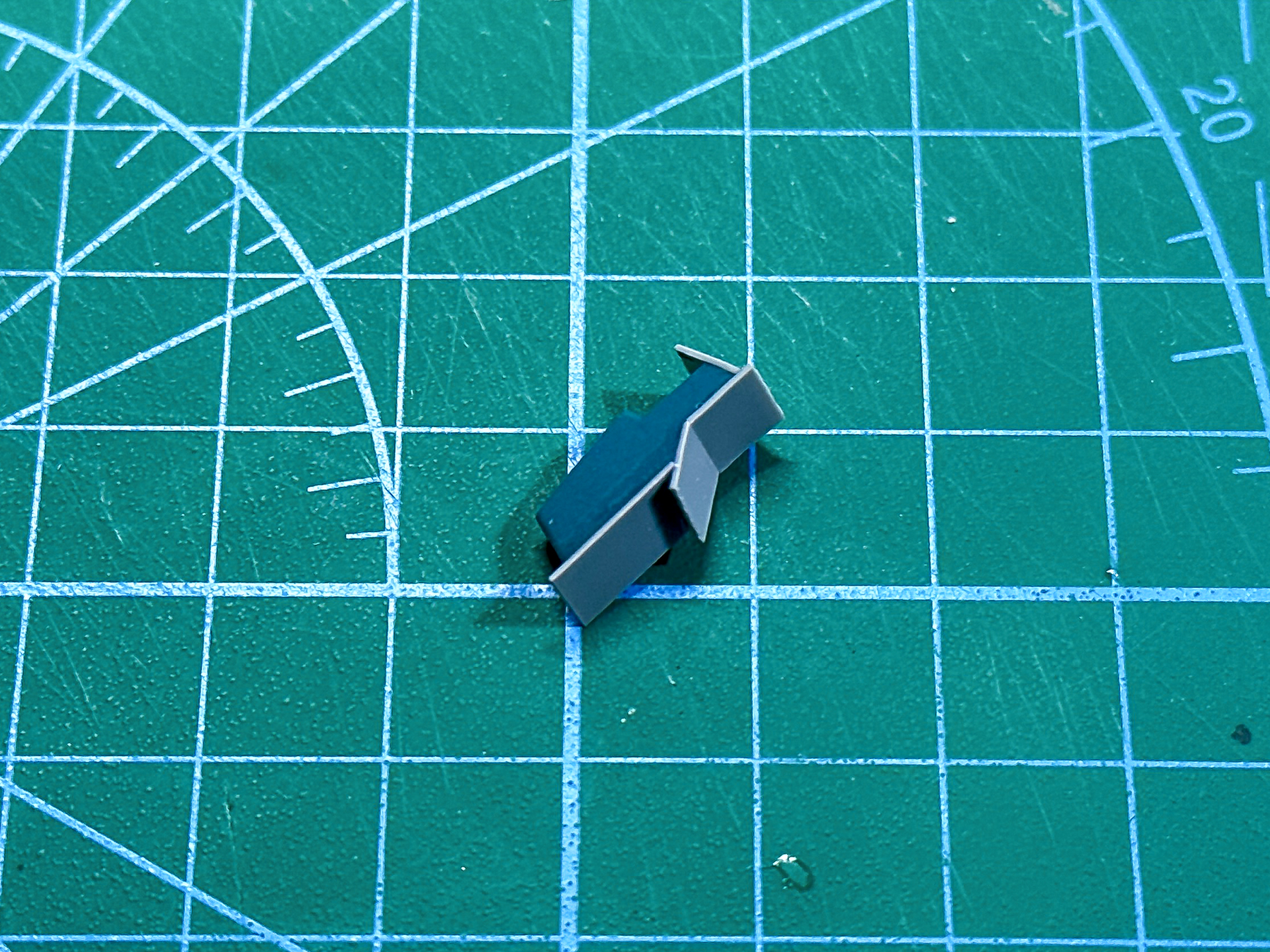 パーツの面に合わせて0.3mm厚のプラ板を張り付けていきます。接着剤には作業性を考慮して瞬間接着剤を使用しました。