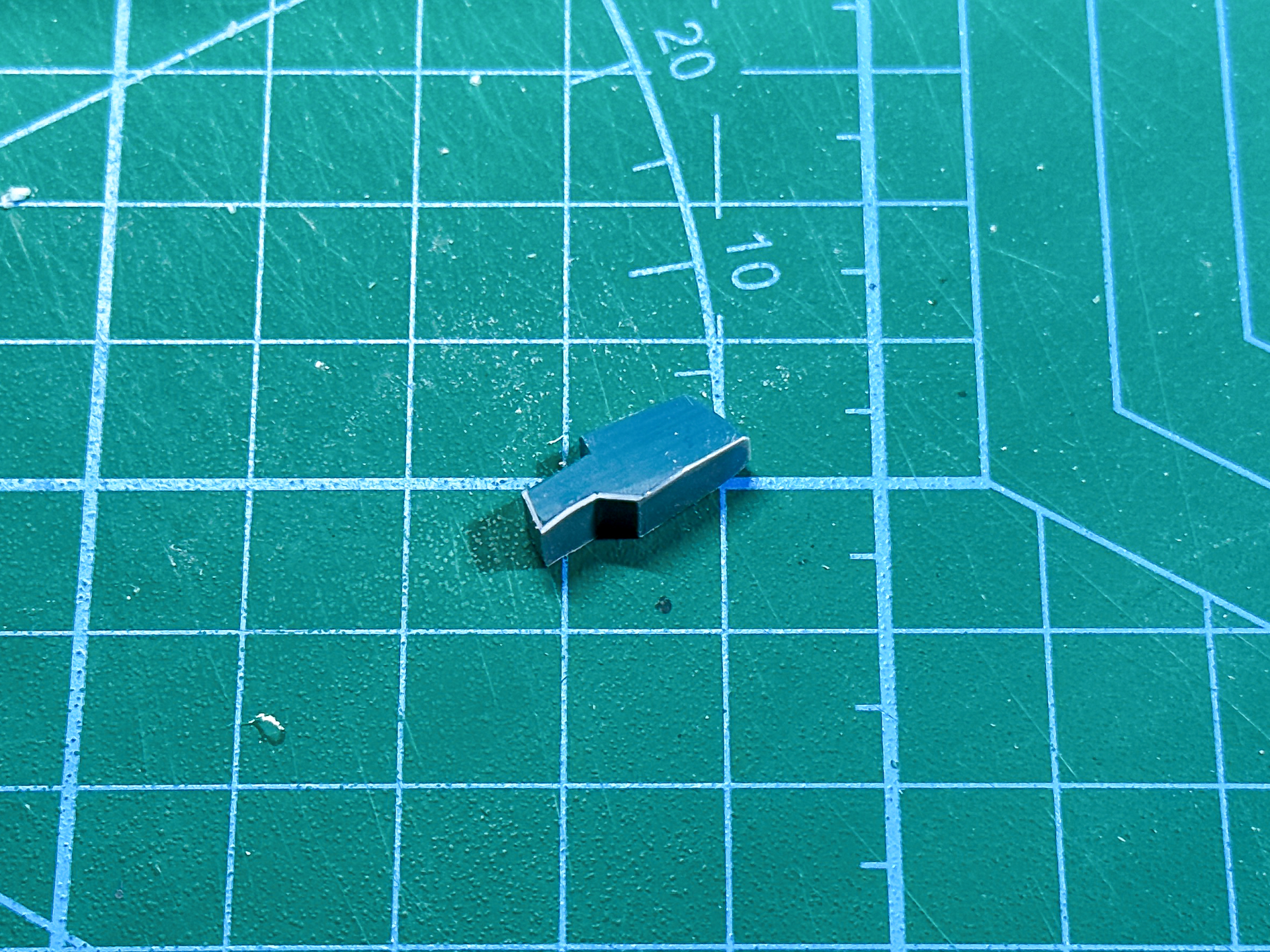 はみ出た部分をやすりで成型すれば完成です。この上から塗装すれば肉抜き穴はわかりません。