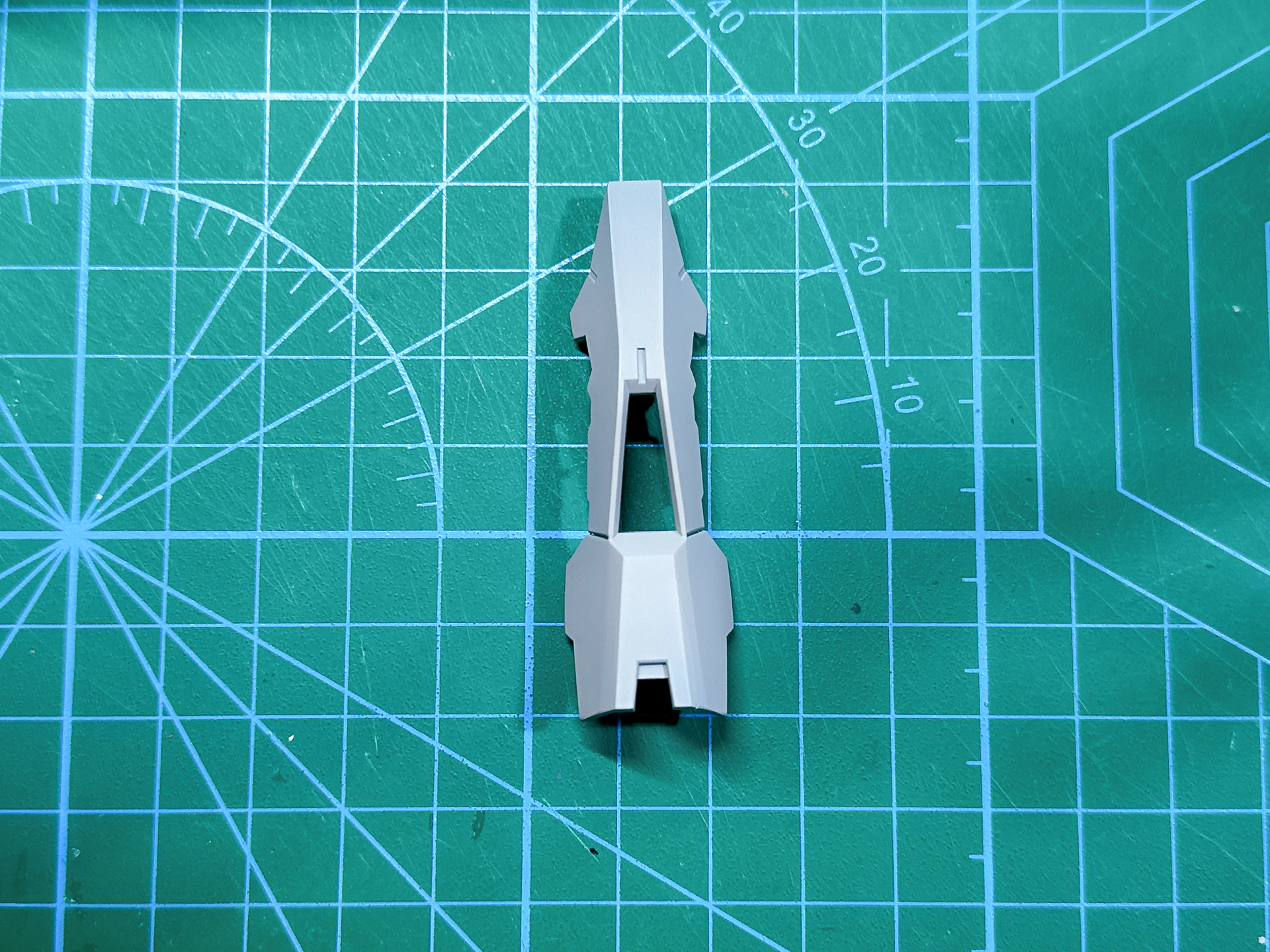 サーフェイサーを塗布した脚部パーツ。滑らかなグレーに仕上がりました。