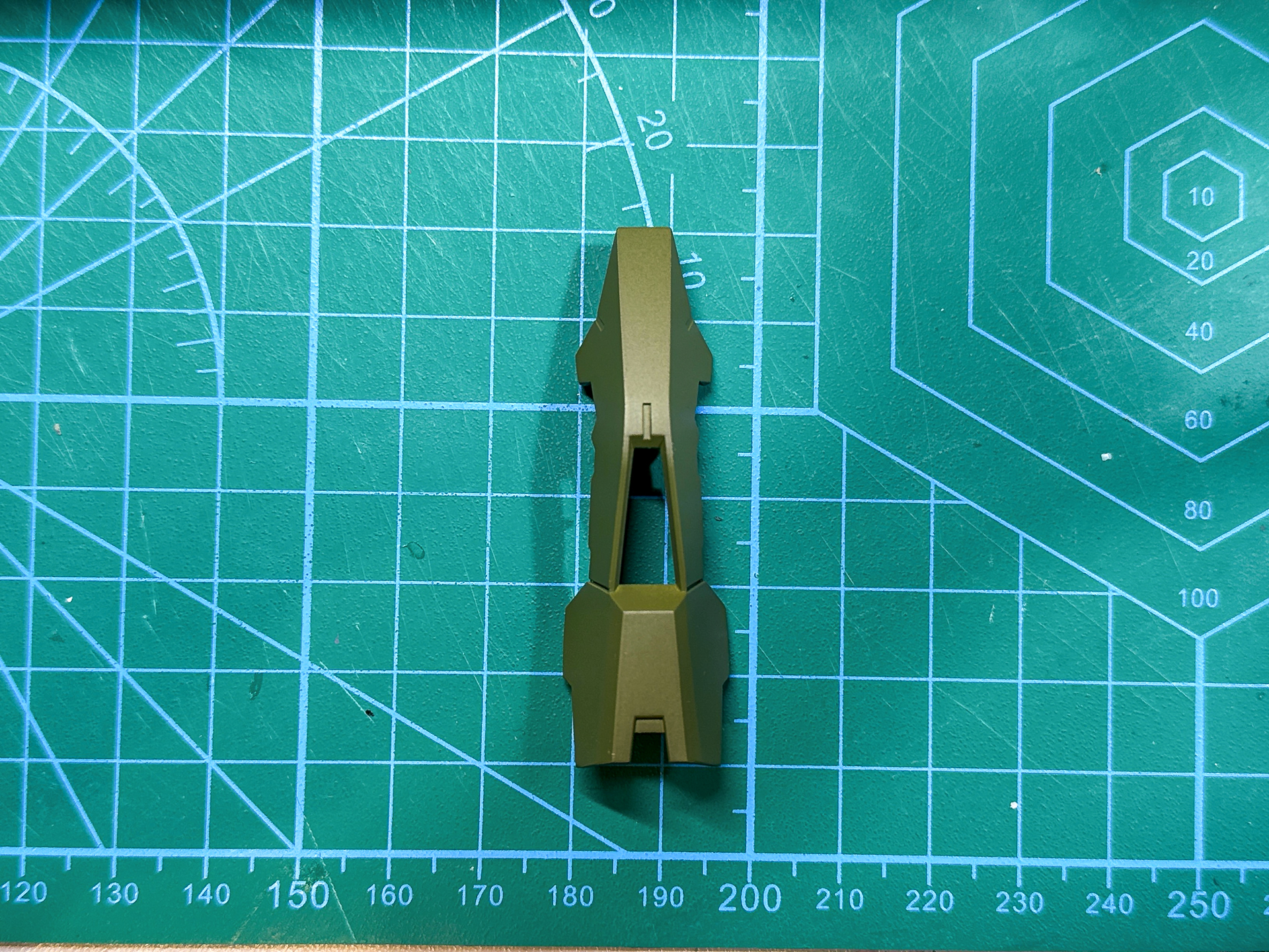 グリーン部分を塗装した脚部パーツ。戦車用のカラーなのでこれを塗装するだけで実在の兵器のような仕上がりとなります。