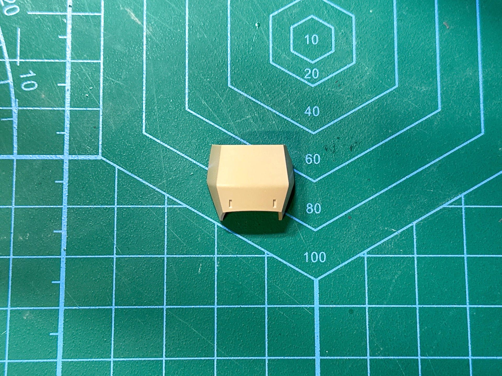 黄土色を塗装した大腿部パーツ。元のホワイトよりも落ち着いたカラーに仕上がりました。