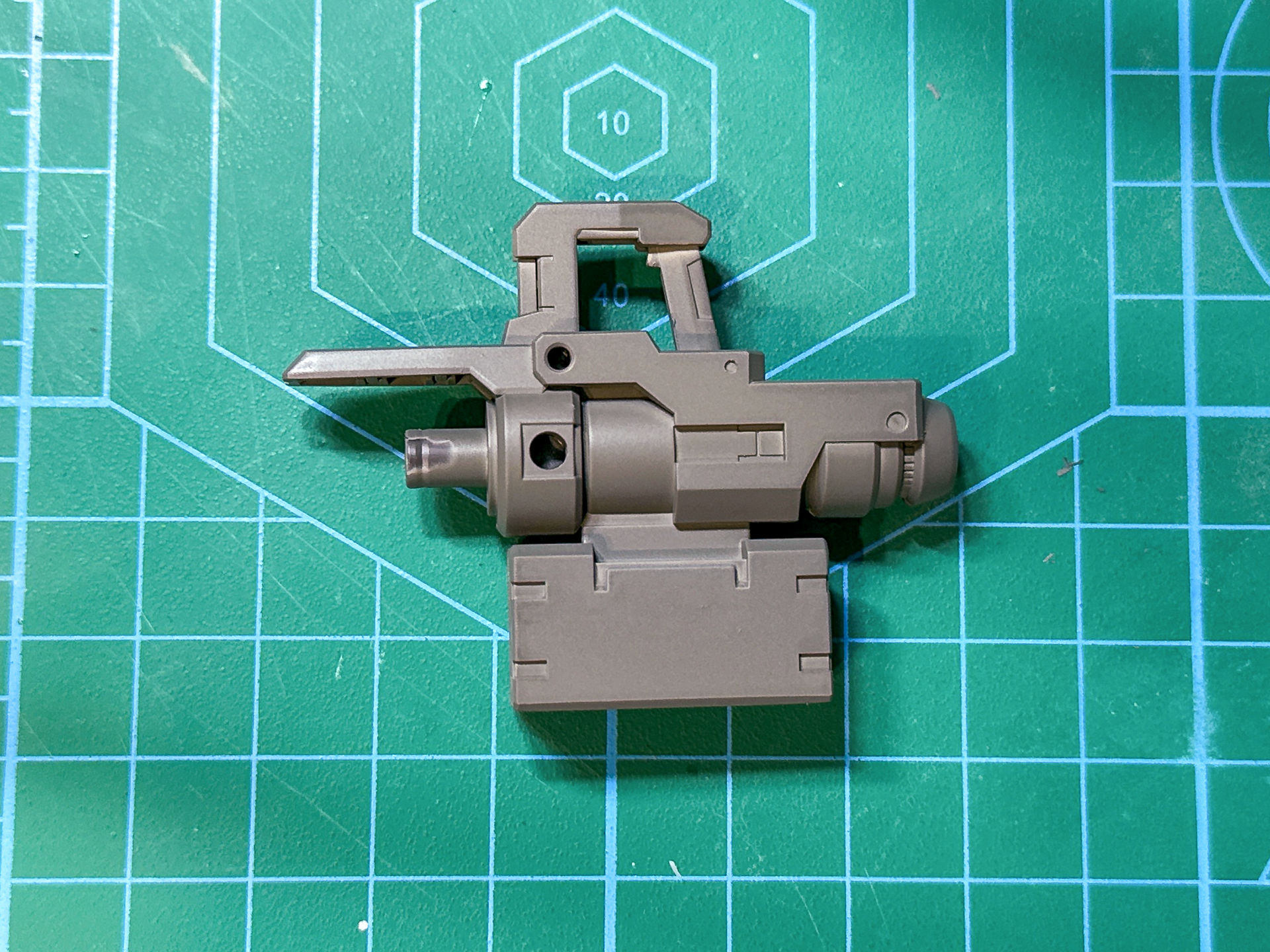 軍艦色（2）を塗装したガトリングガン。少し青みのあるグレーに仕上がりました。