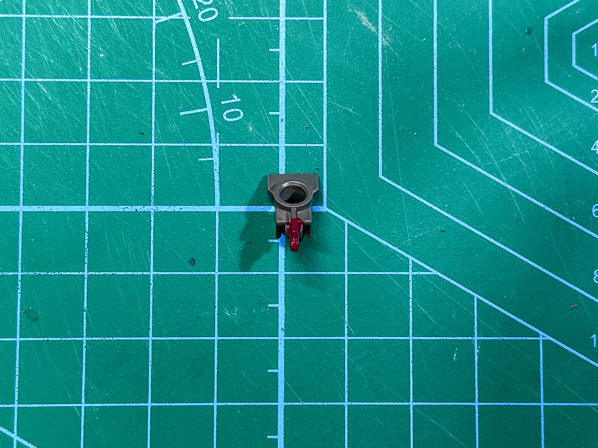 MSシャアレッドを塗装した顎パーツ。落ち着いた赤色に仕上がりました。