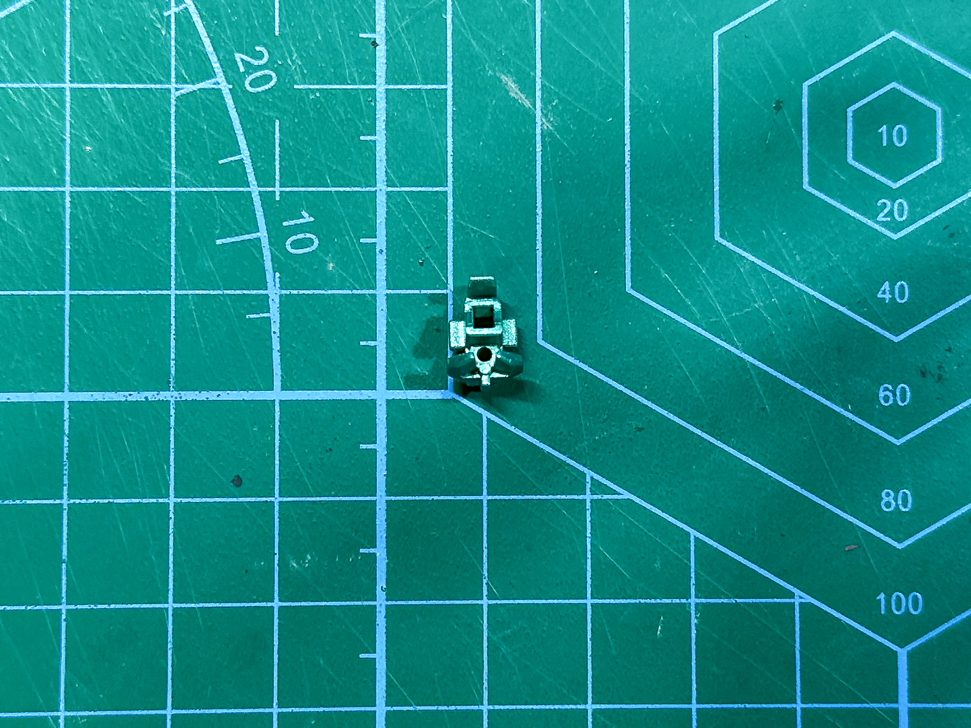 GXメタルグリーンを塗装したセンサーパーツ。鮮やかに仕上がりました。