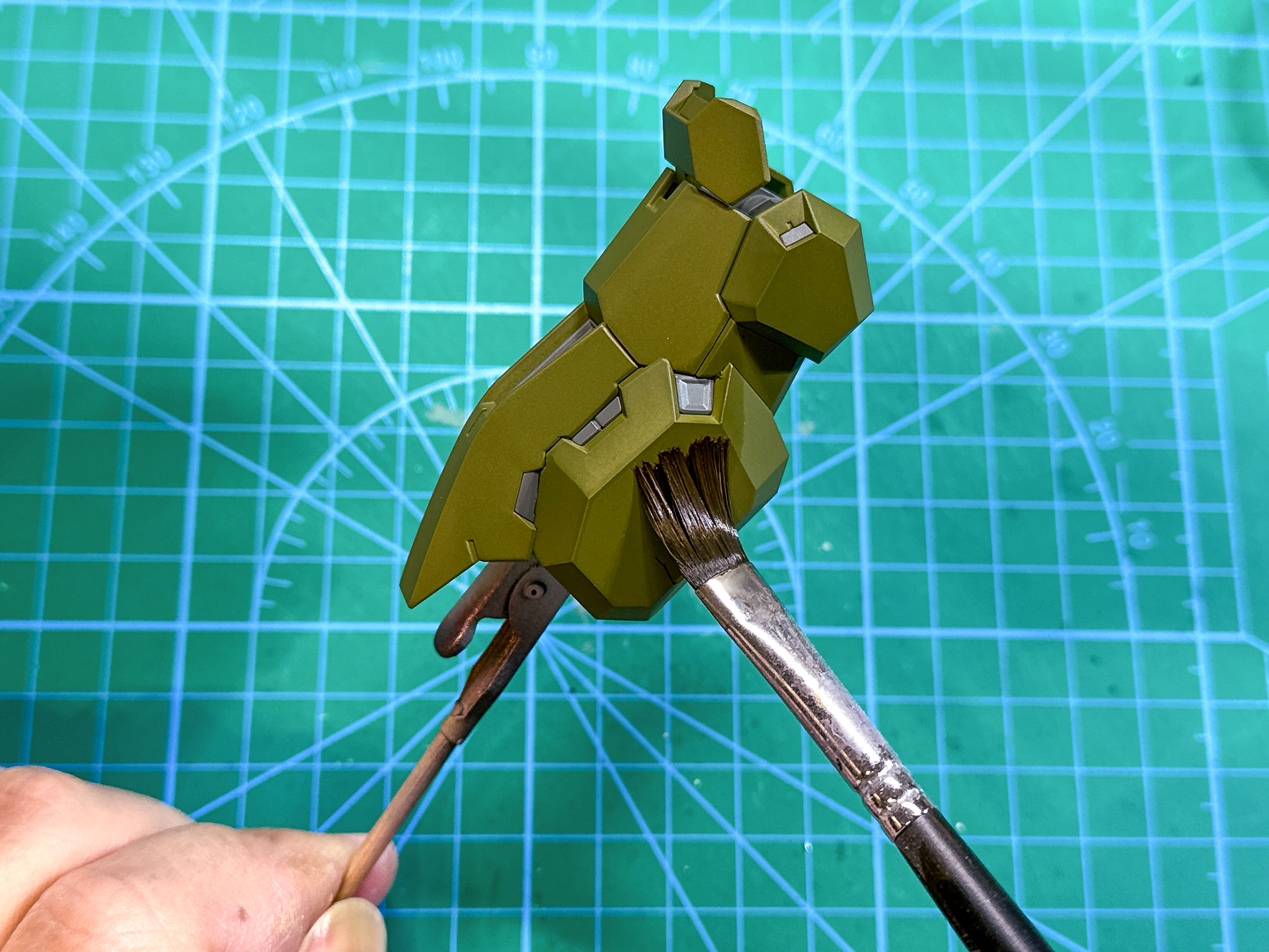 希釈した塗料を筆でパーツ全体に塗広げていきます。