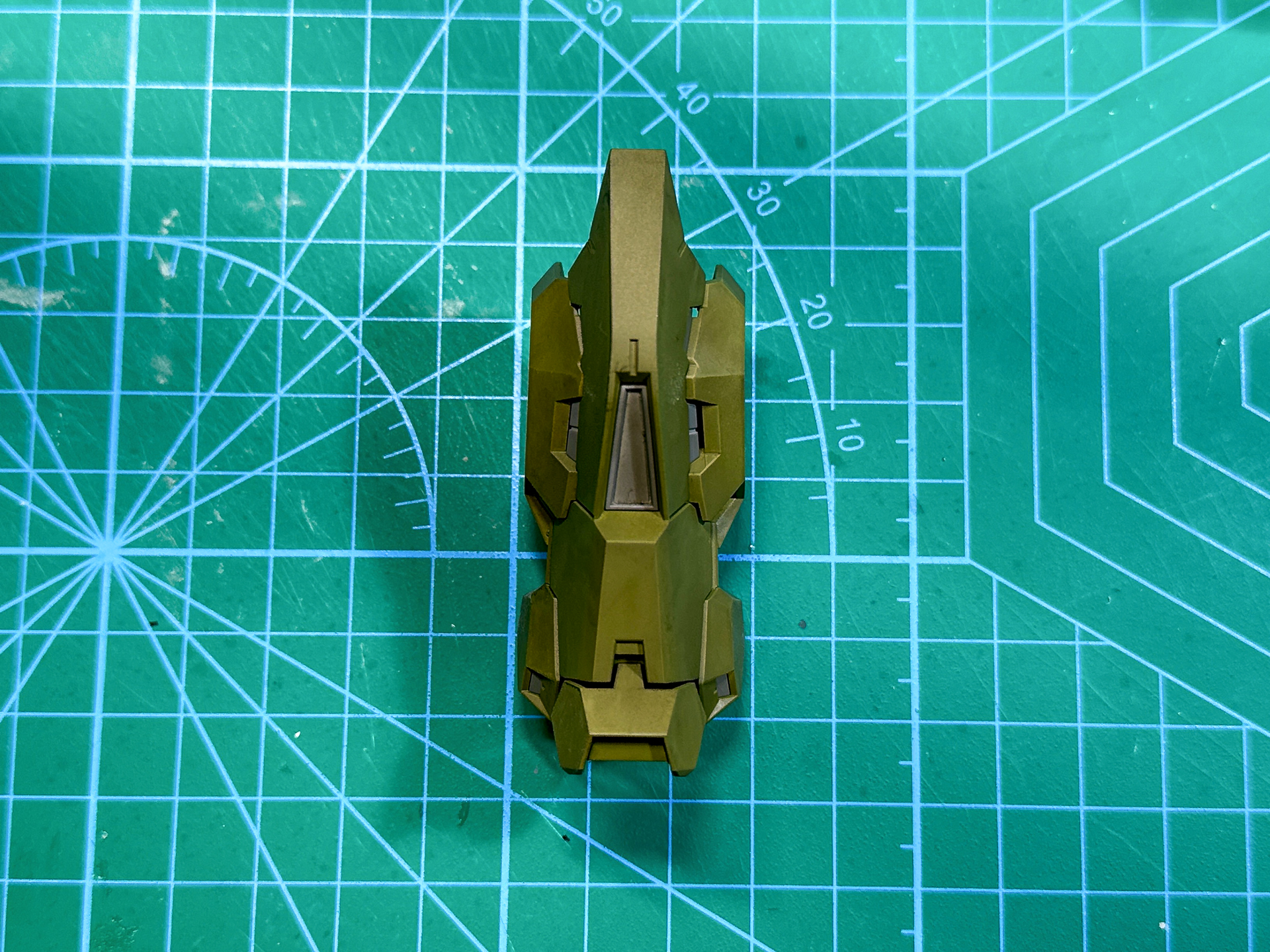 ウォッシングを行なった脚部パーツ。全体に焦茶色を塗布することで土汚れを表現しています。