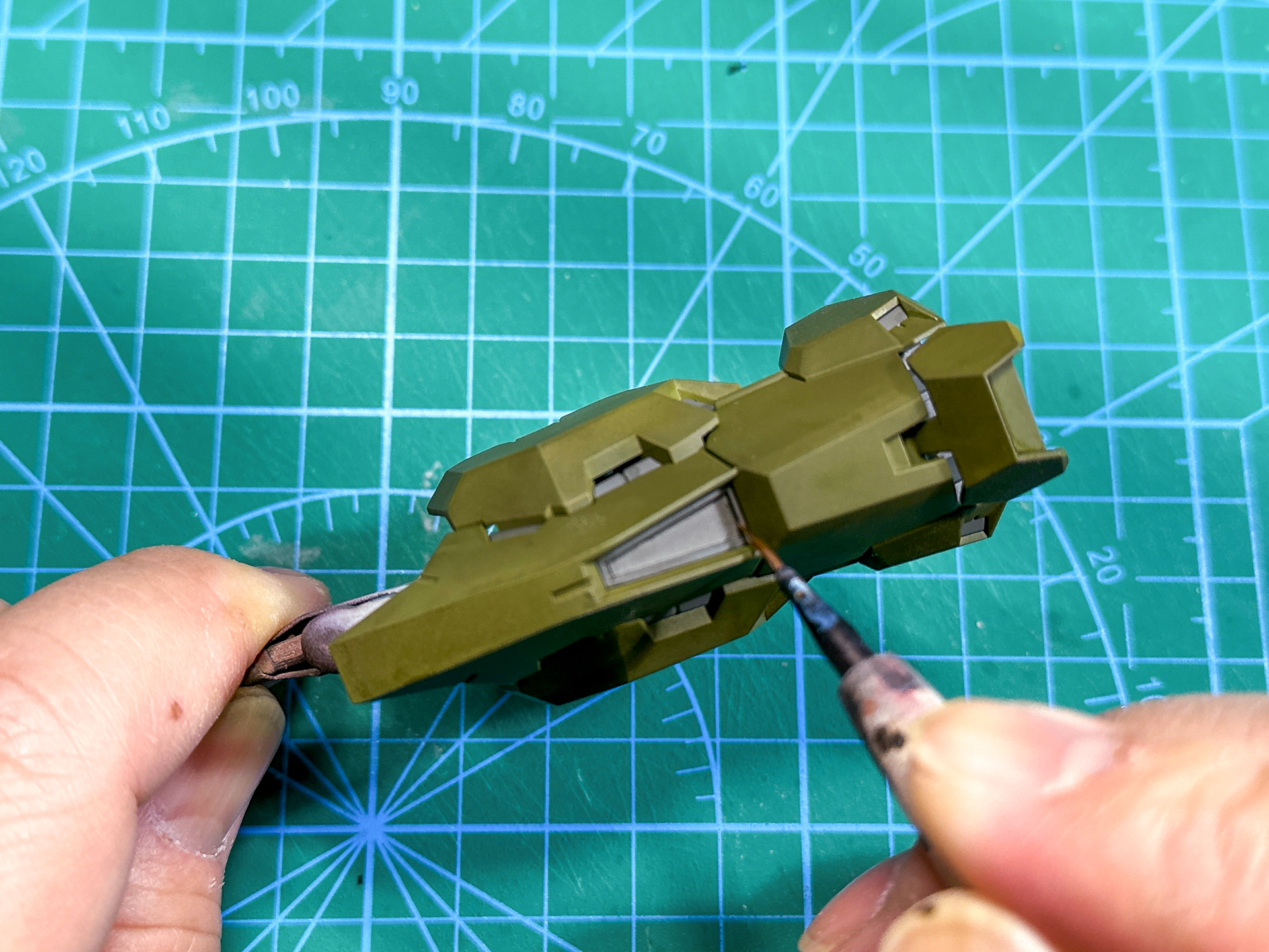 ピンウォッシュは墨入れと同じ要領で汚す個所に塗料を流しいれていきます。