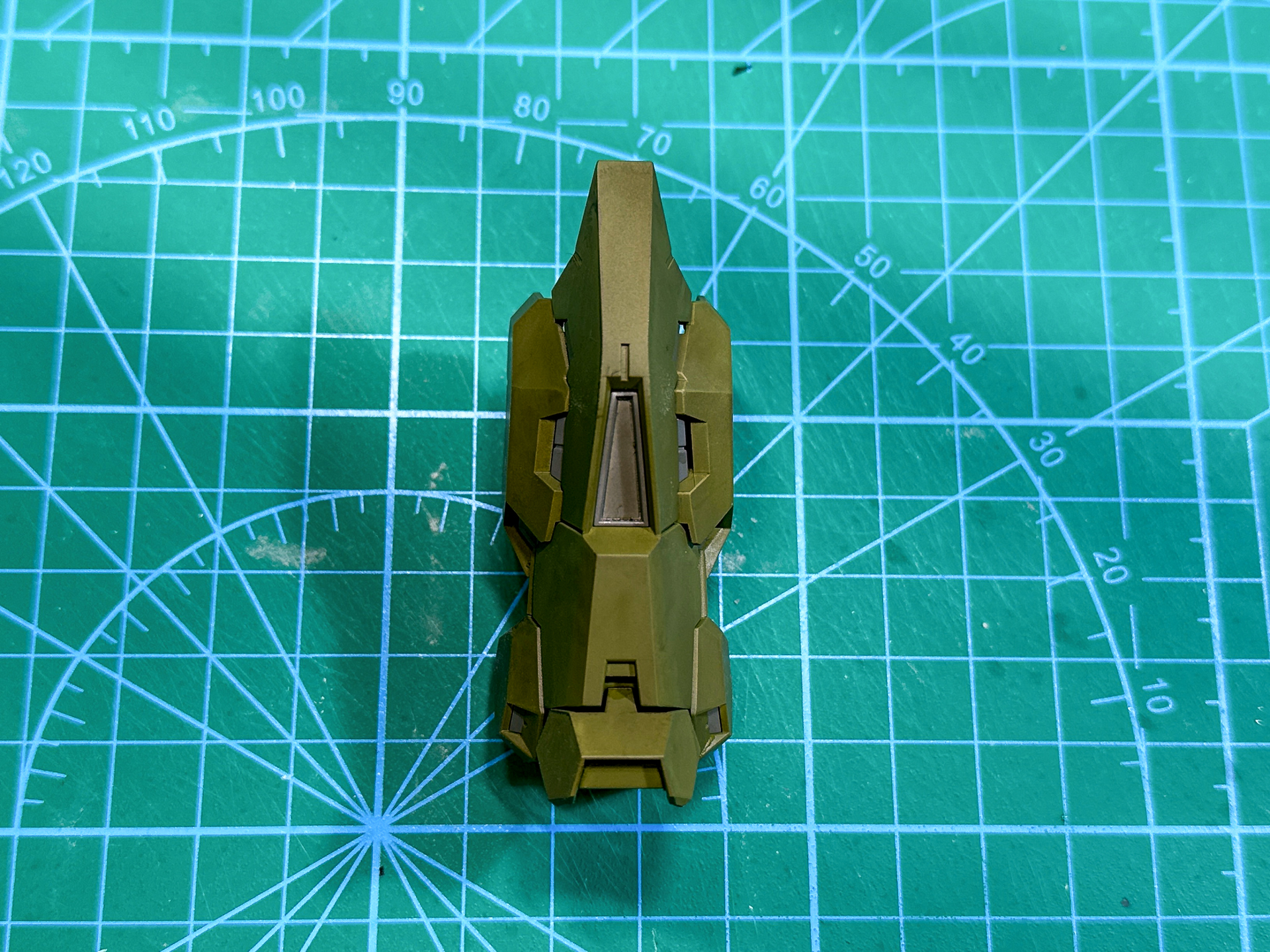 ピンウォッシュを行なった脚部パーツ。ピンウォッシュを行なった箇所がかすかに光を反射し、オイルが溜まっているように見えます。