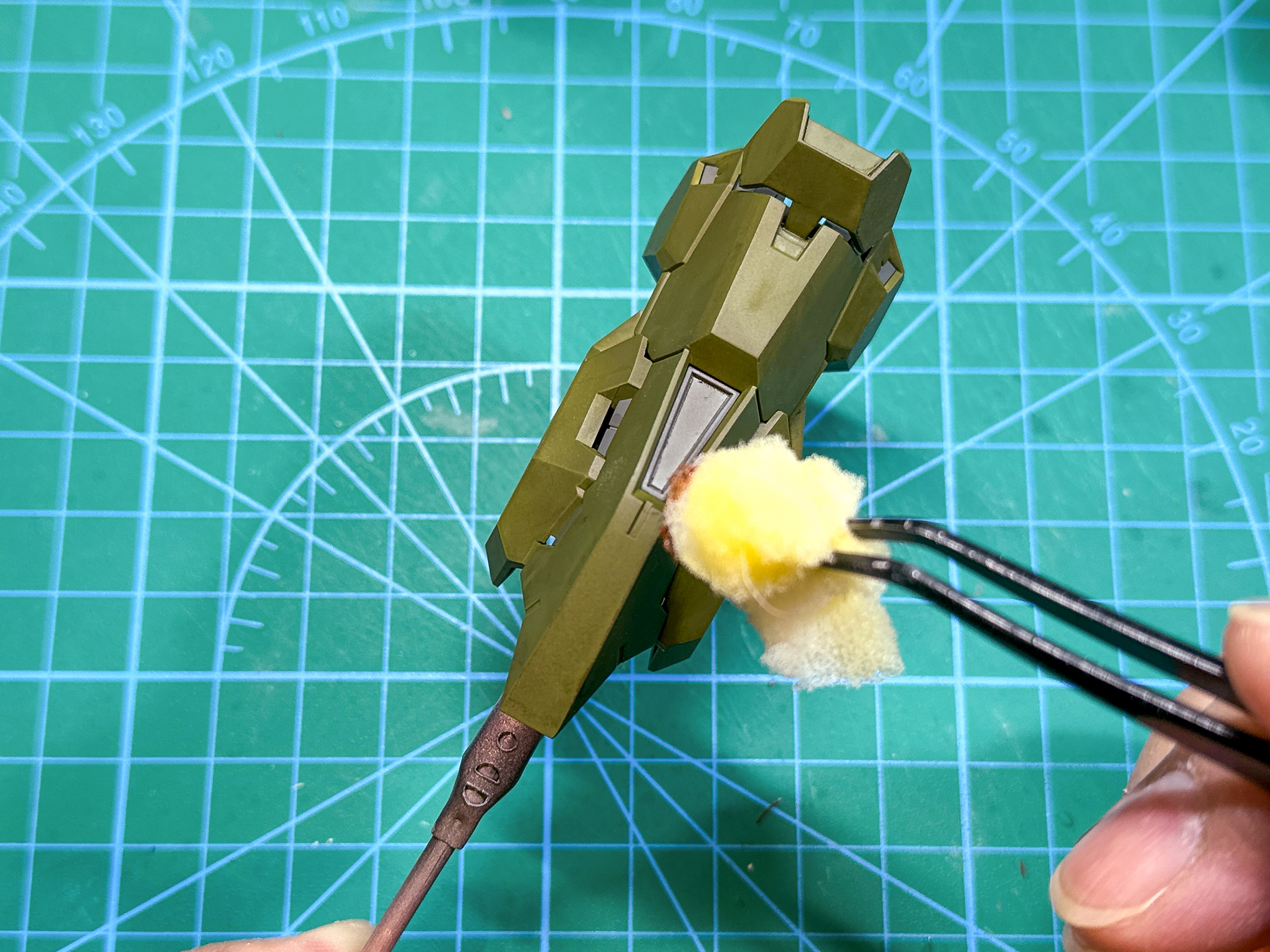 スポンジチッピングは塗料を含ませたスポンジをスタンプのようにパーツに押し当てることでランダムパターンをパーツに塗装していきます。