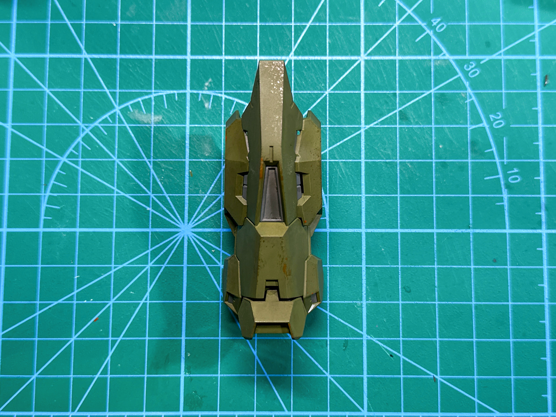 スポンジチッピングを行なった脚部パーツ。スポンジチッピングを行なうことで経年劣化が表現できます。