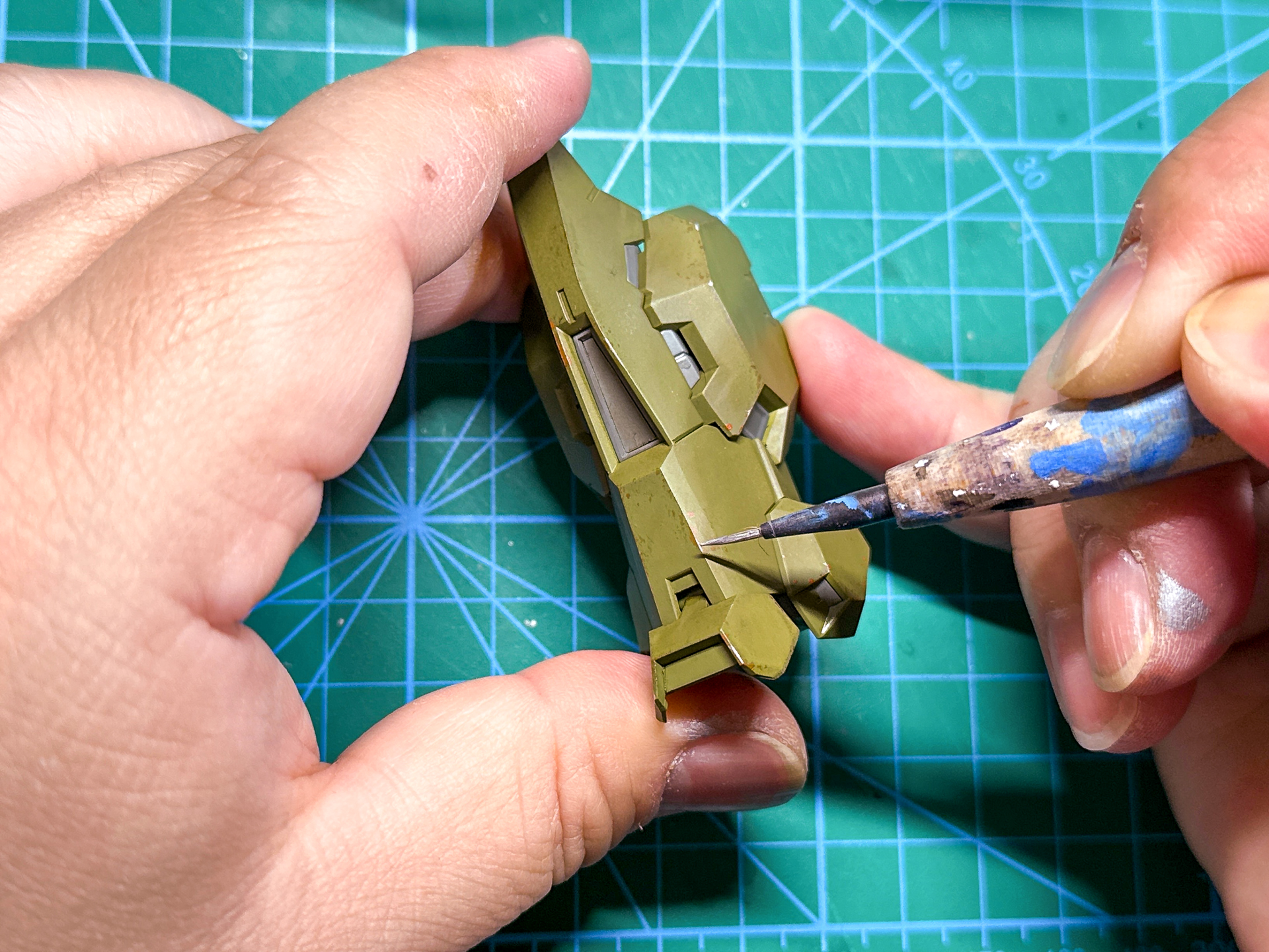 面相筆を使用してパーツのエッジにクロムシルバーを塗布していきます。塗布する箇所をランダムにすることがポイントです。