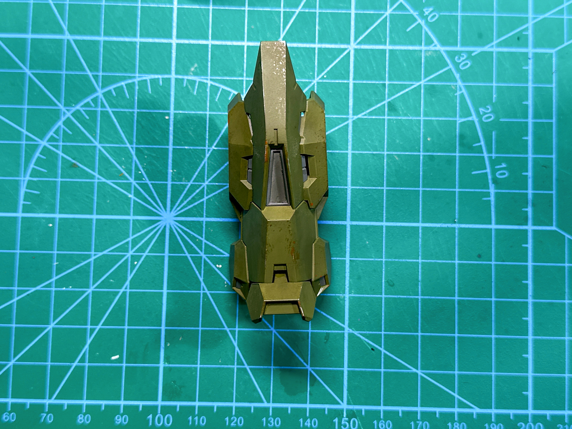 塗装が完了した脚部パーツ。過酷な運用によるダメージが表現できました。