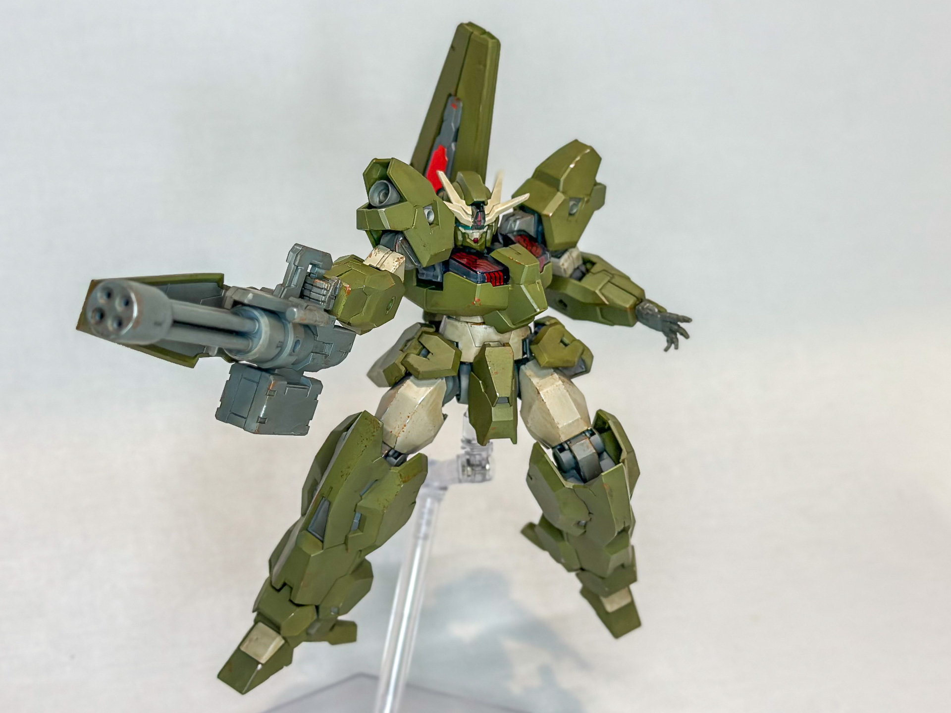 ビームガトリングガンを構えてみました。設定上はビーム兵器ですがカラーリングも相まって実弾兵器のようにも見えます。