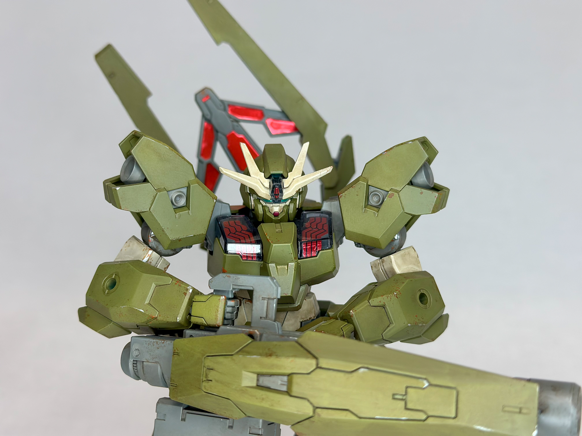 頭部のサイズは他のMSと比較して大きめなので配色も相まってヘルメット着用しているようにも見えます。