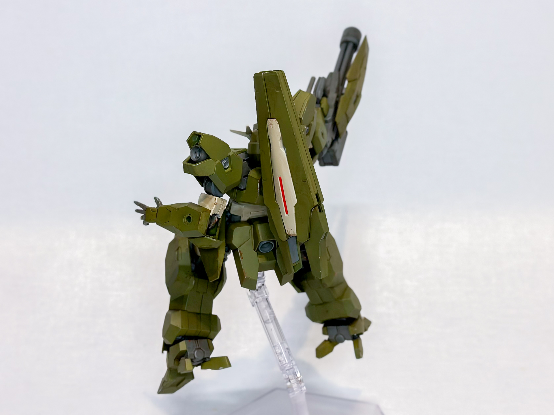 大型のバックパックが目立つ背面。ランダムに配置したサビや塗装剥げがいい味を出しています。