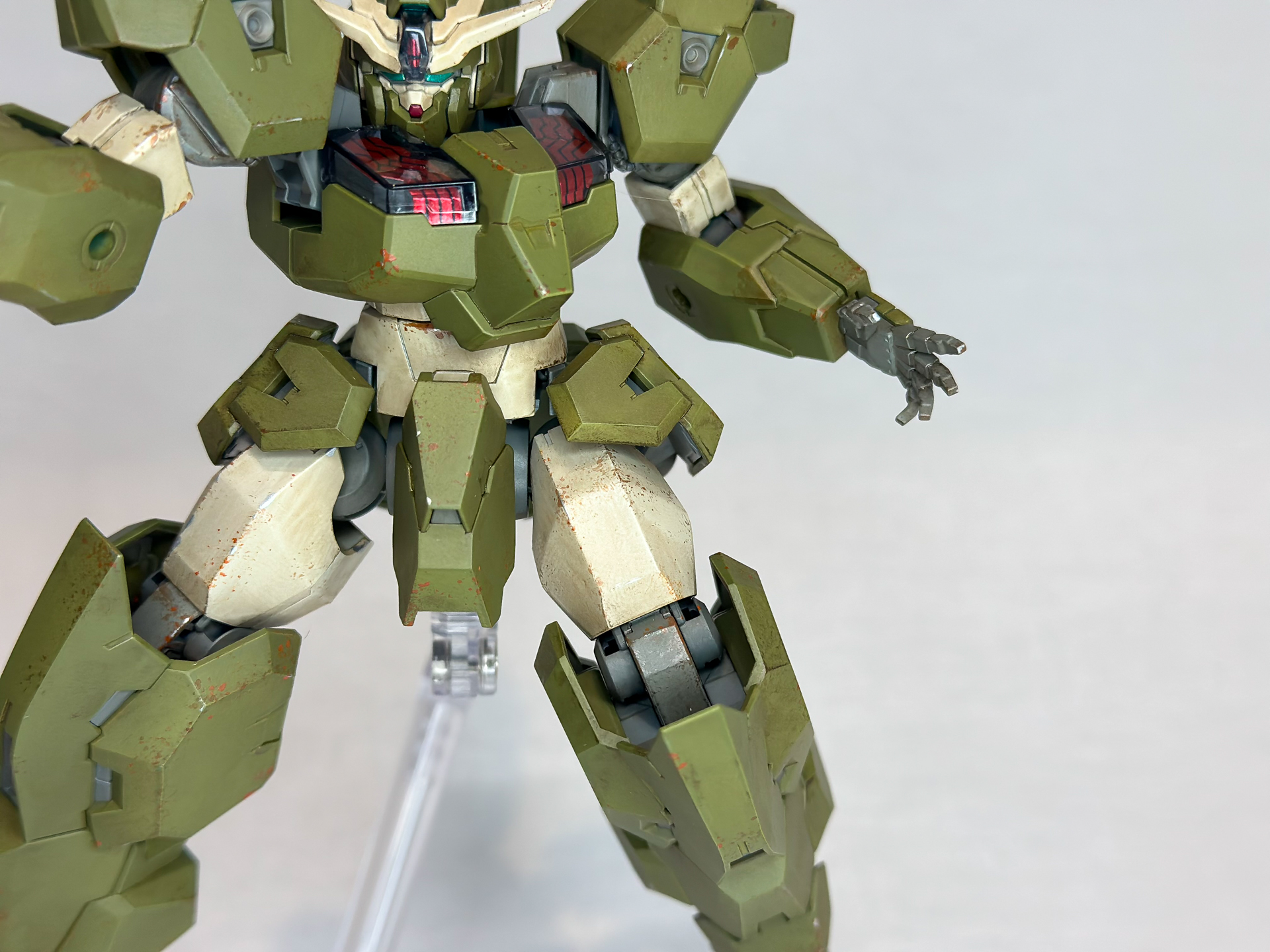 大腿部など白は黄色がかったホワイトにしたので全体的に落ち着いた雰囲気があります。