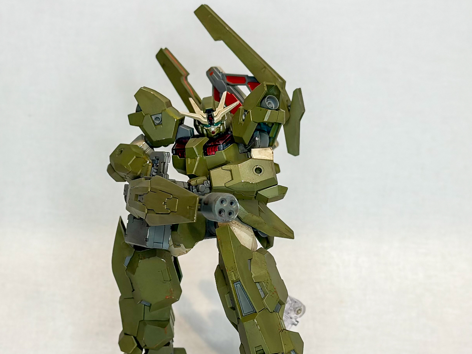 ビームガトリングガンを構えてみました。設定上はビーム兵器ですがカラーリングも相まって実弾兵器のようにも見えます。