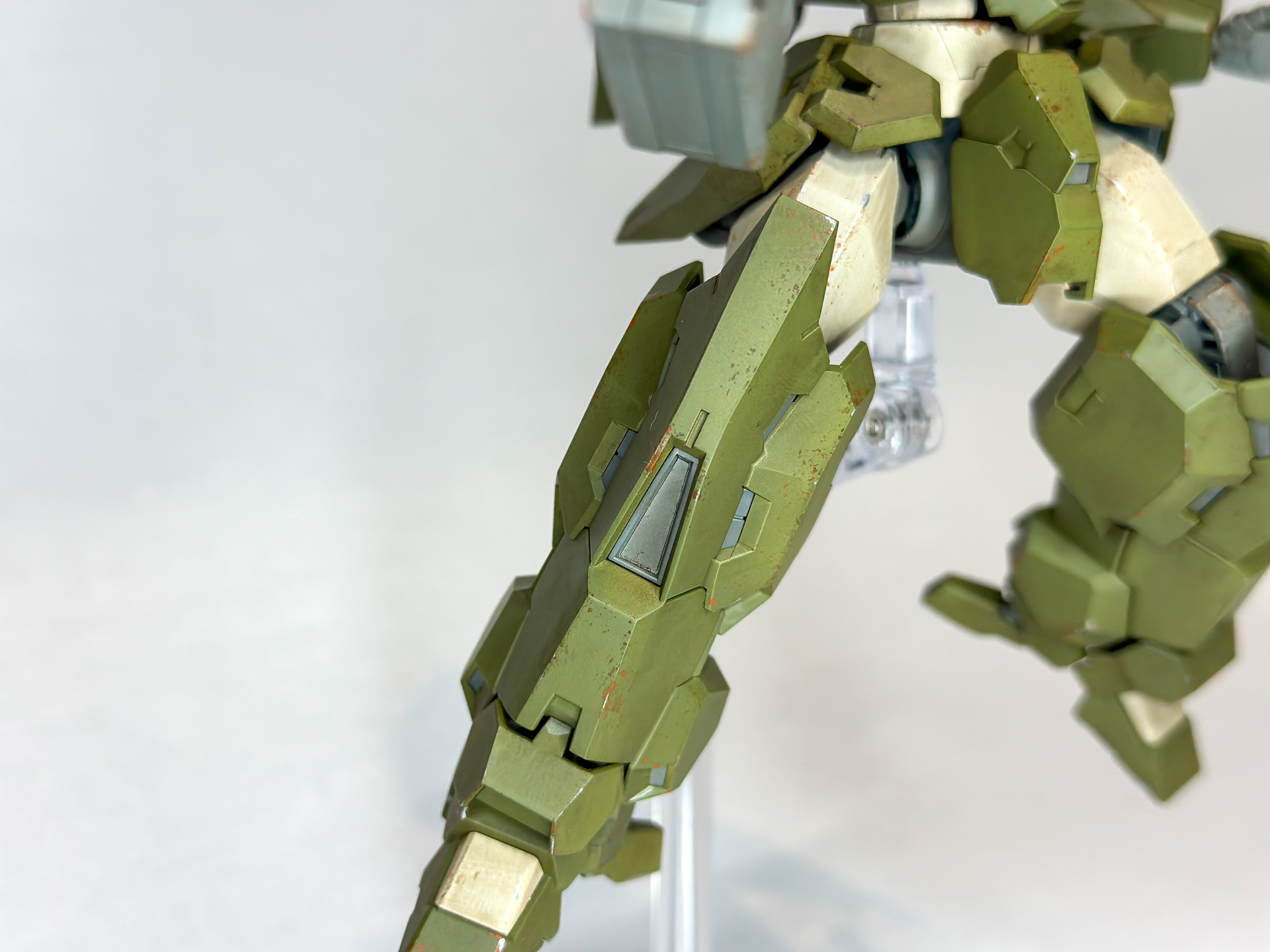 エッジのシャープ化とモールドの彫り直しを施した脚部