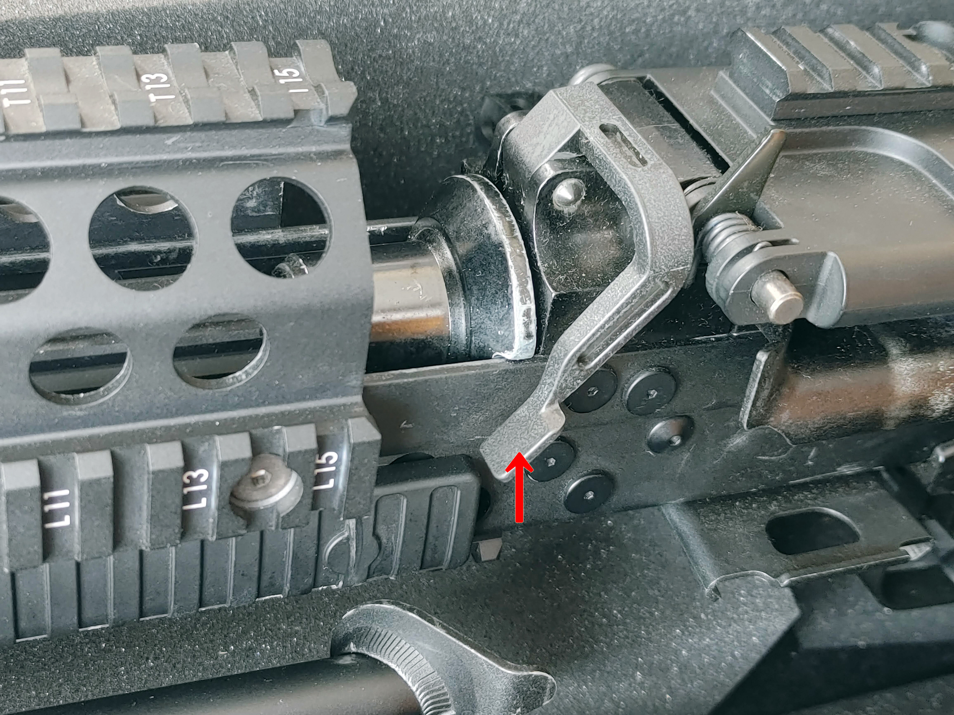 バレルロッキングレバーを押すとアウターバレルが取り外せる