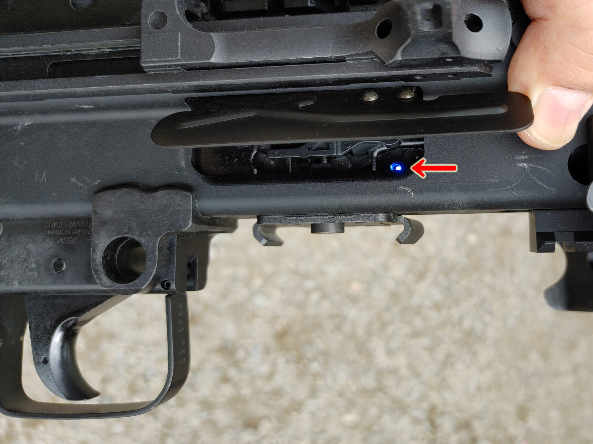 エジェクションポートカバーを開けると残弾を排出可能。インジケーターも確認できる