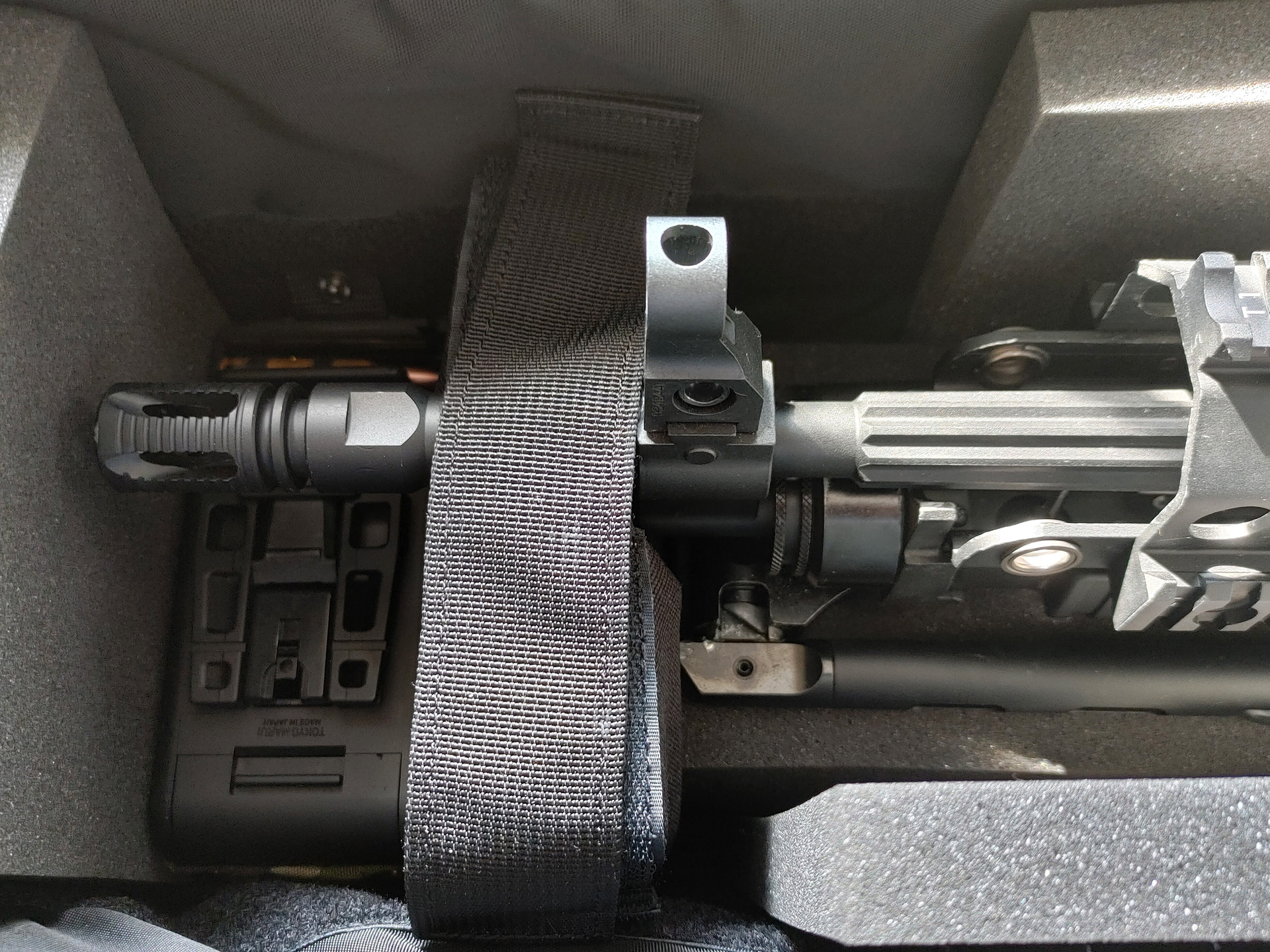 バレル下にマガジンを収納