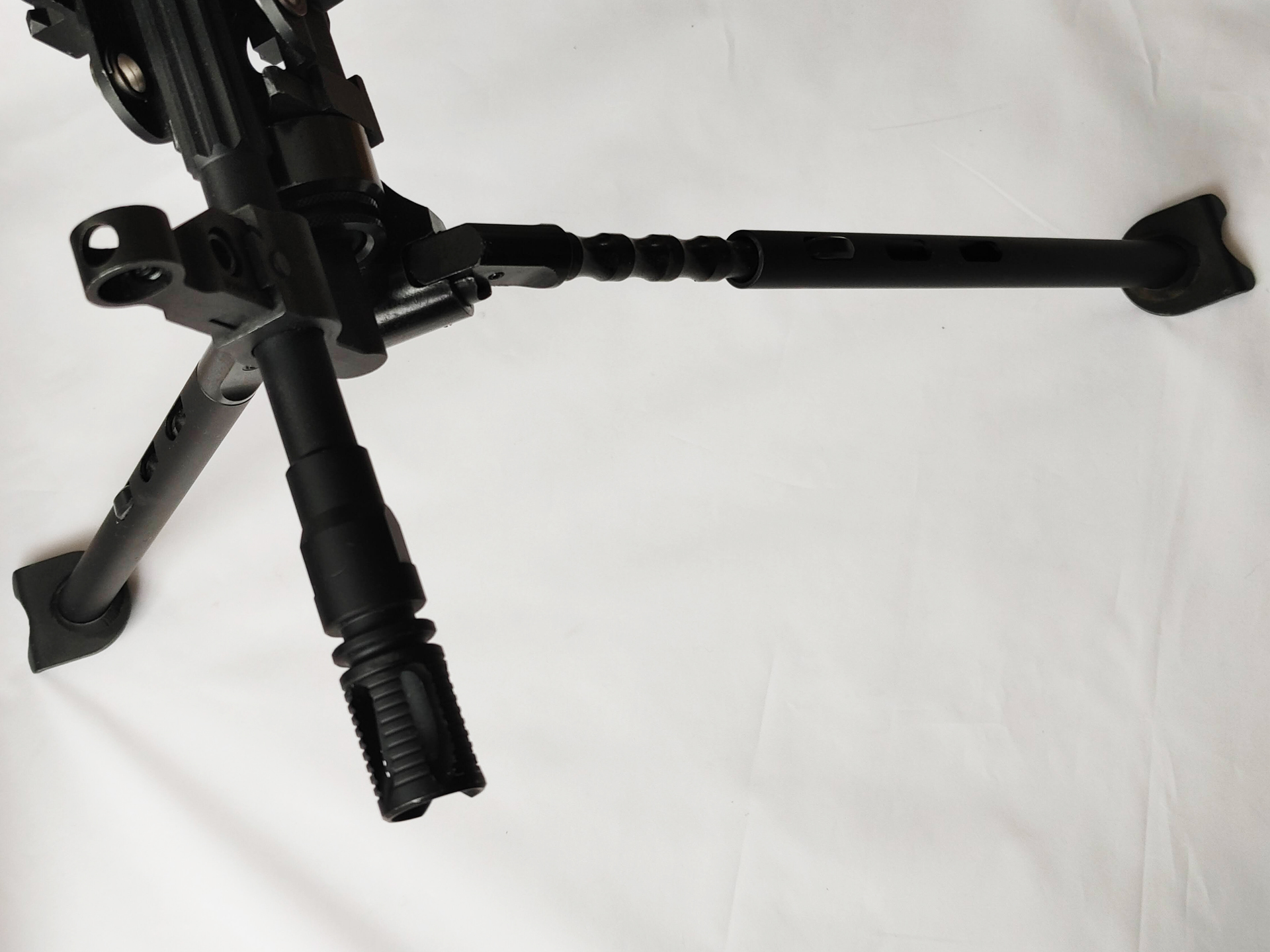 バイポッドのつまみを押すことで簡単に高さを変えられて実用性も充分。画像では左右で高さを変えている