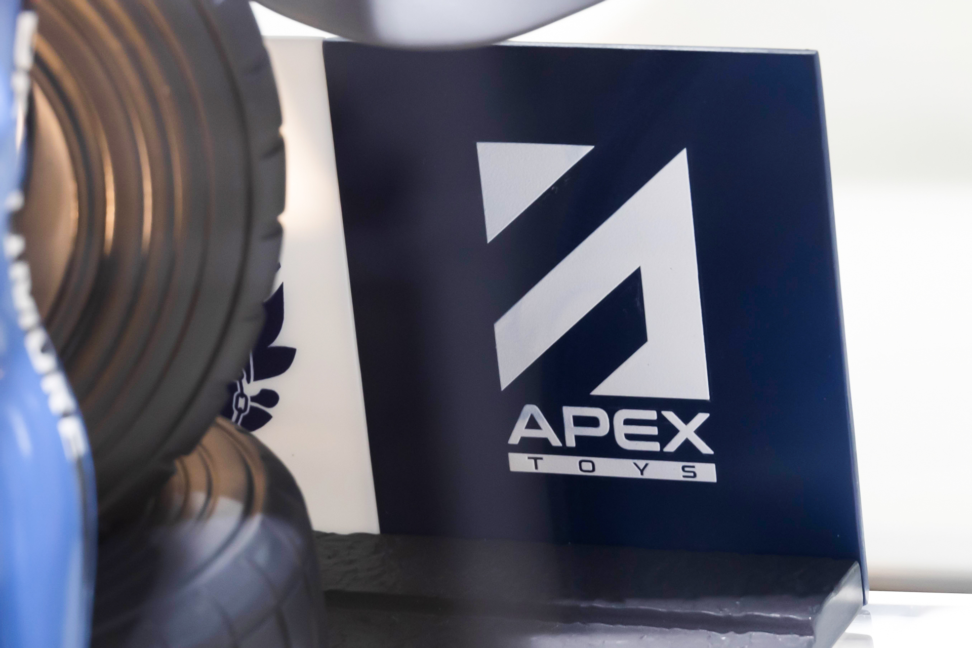 台座部分には「APEX」のロゴマークも入れられている