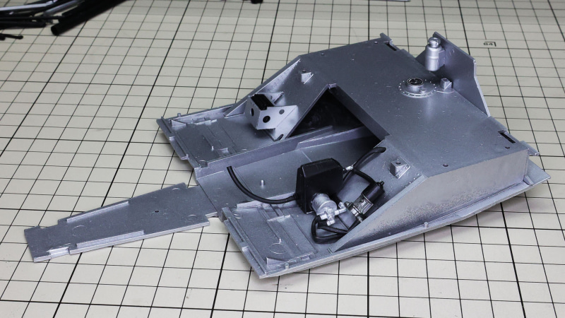 シャーシにバッテリー、オイル／燃料リザーブタンクを設置