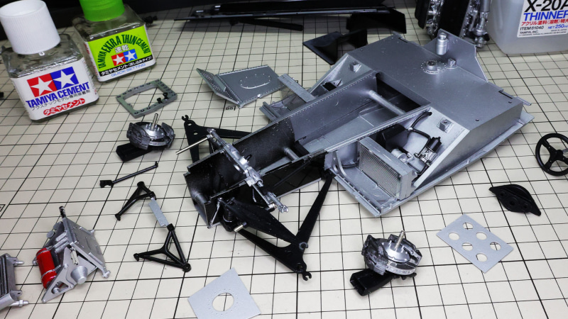 さらにステアリングギアボックス、コクピット隔壁などを設置