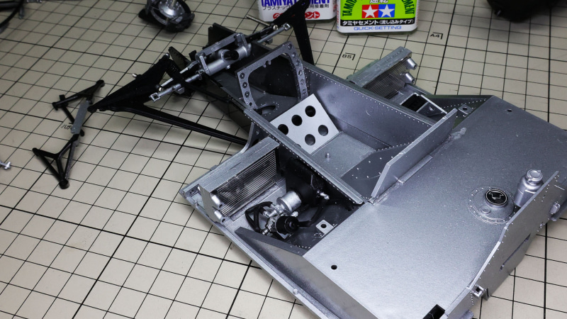 コクピット内の床とバルクヘッドを構成します