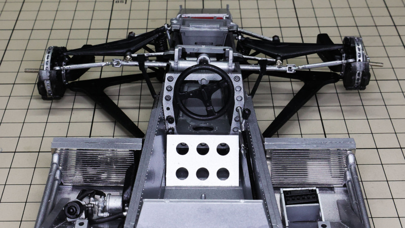 コクピットは肩幅ギリギリ、バルクヘッドは足を通すだけしかできなさそうです