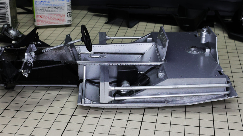 ラジエーターコアからパイピングでエンジンまで冷却水を回す構造がわかります