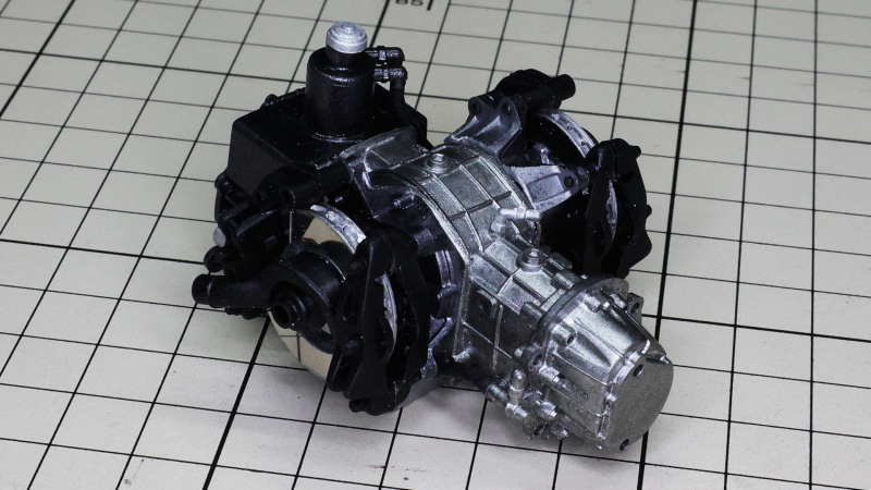 オイルタンクとギアボックスを接続、リヤアクスルを取り付けます