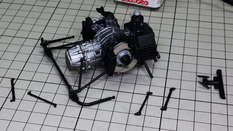 ギアボックスに多数の支持アームを取り付けます