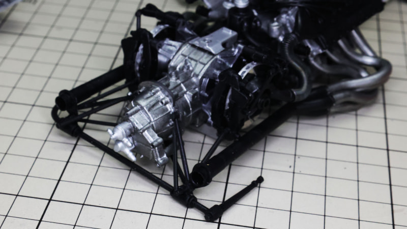 レーシングカーとしていかに軽量に、剛性をもたせるかということを実現するために1970年代のF1マシンでは複雑なアームによって実現しているとおもわれ、設計の苦労がにじむようです