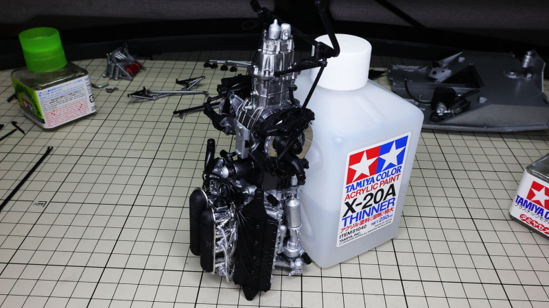 エンジン本体とドッキングさせます。がっちり固定させたいので縦に置き、パーツの重みも利用した状態で接着をしました