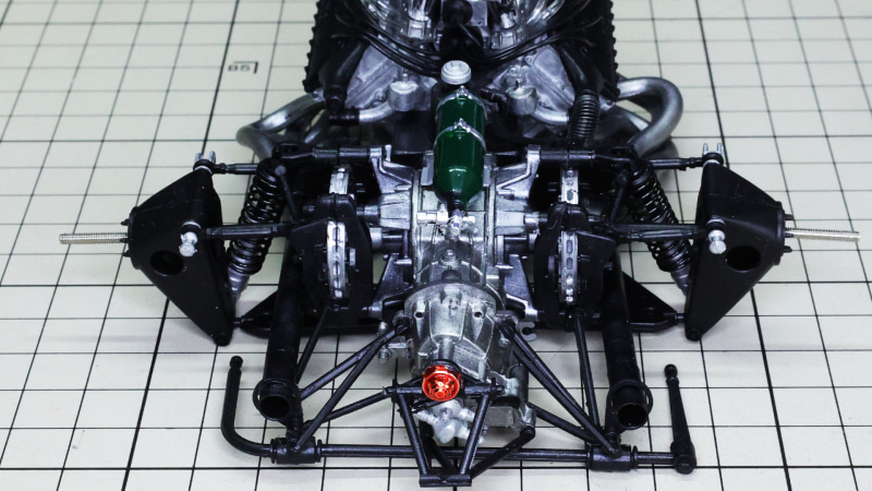 リヤアップライトを取り付けるとどんどんF1マシンのリヤセクションのイメージに近づきます