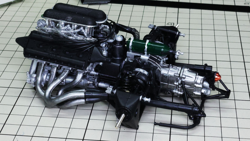 エキゾーストパイプでさらにレーシングエンジンの様相に！