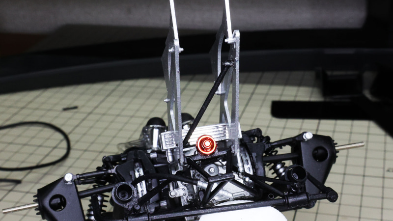 ウイングステー同士を結ぶ補強アームが目を引きます